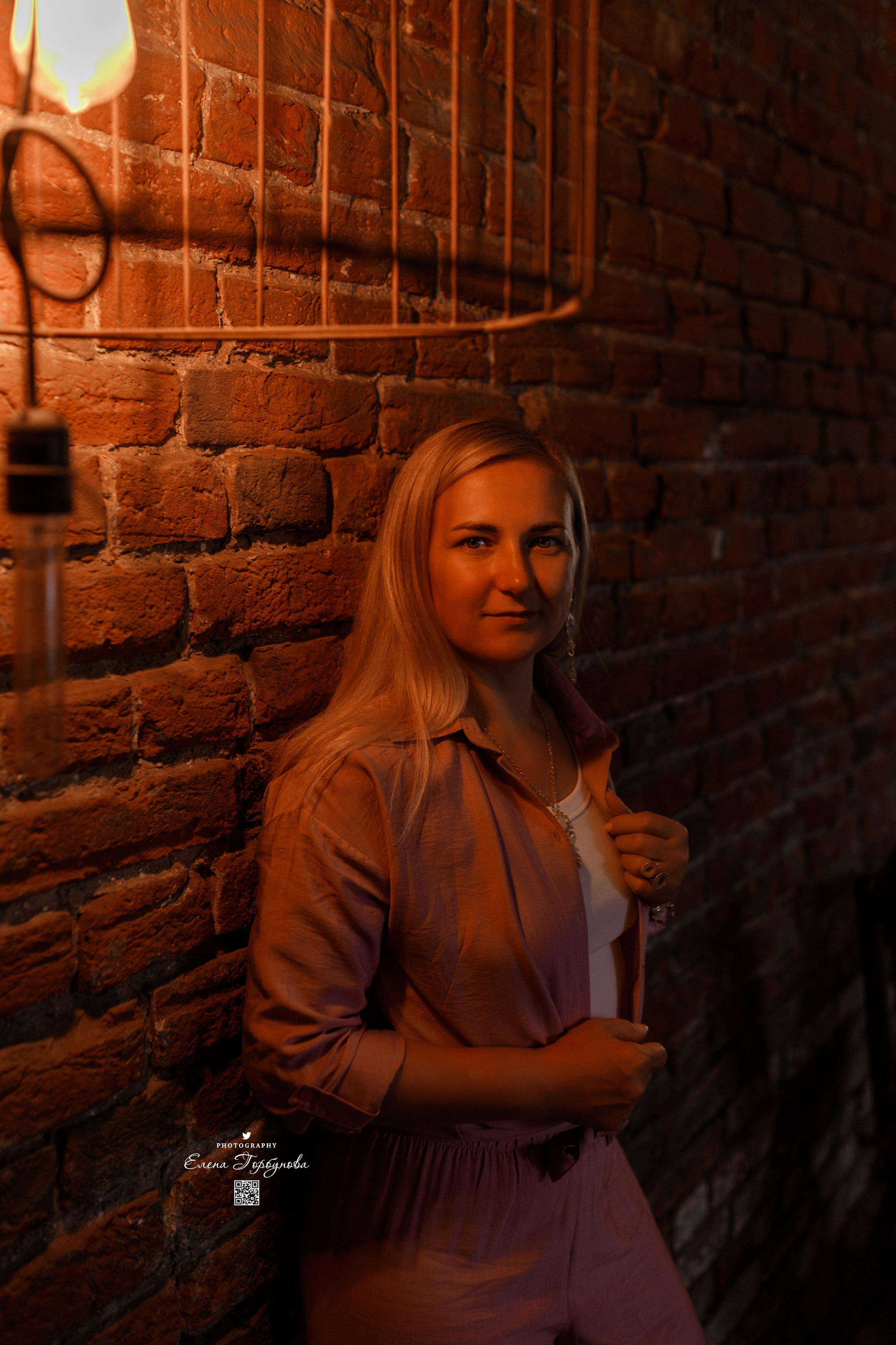 девушка под светом ламп