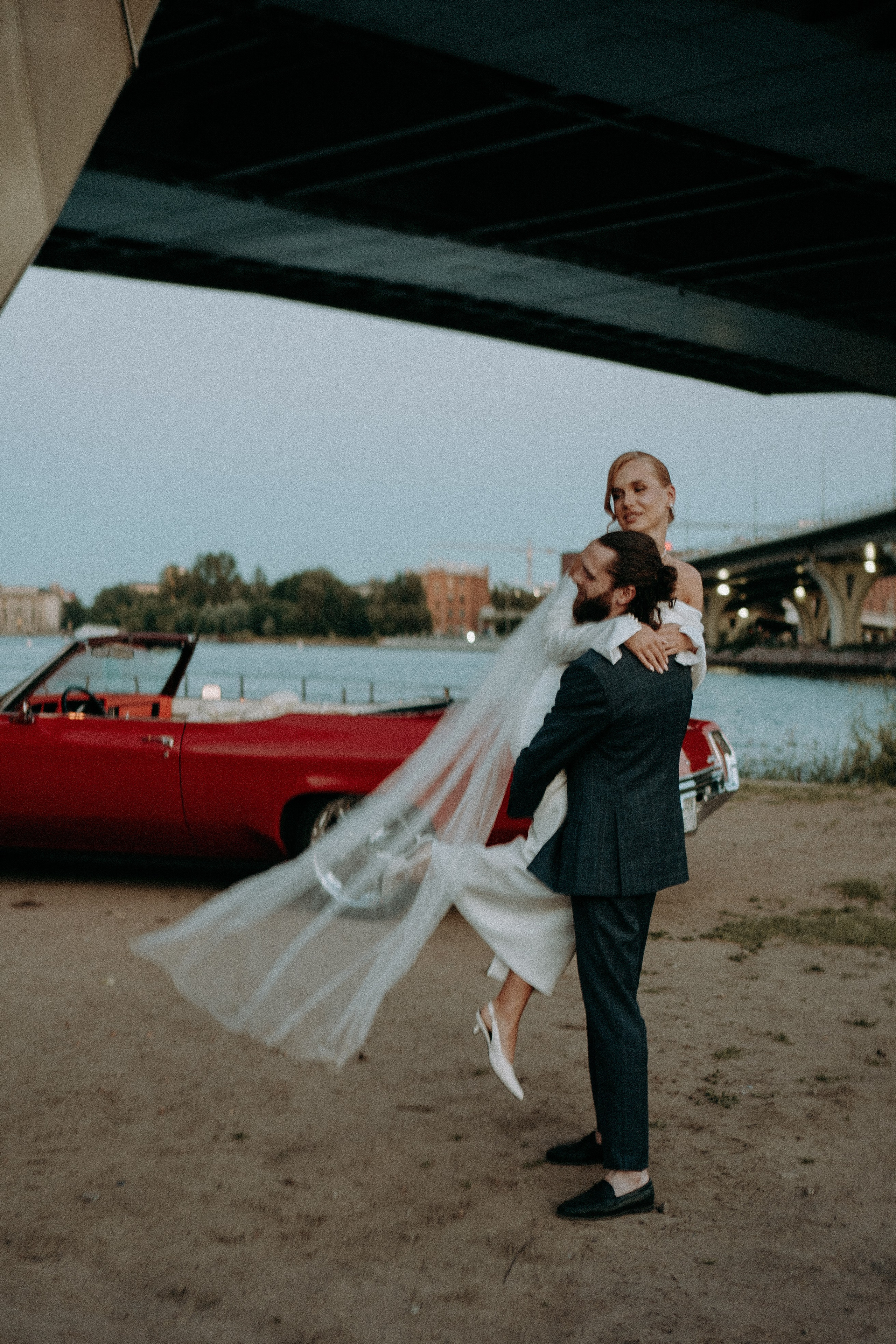 СВАДЕБНАЯ СЬЕМКА ВОЗЛЕ МСОТА БЕТАНКУРА НА КАБРИОЛЕТЕ. Профессиональный фотограф, Санкт-Петербург — Виктория Богомолова