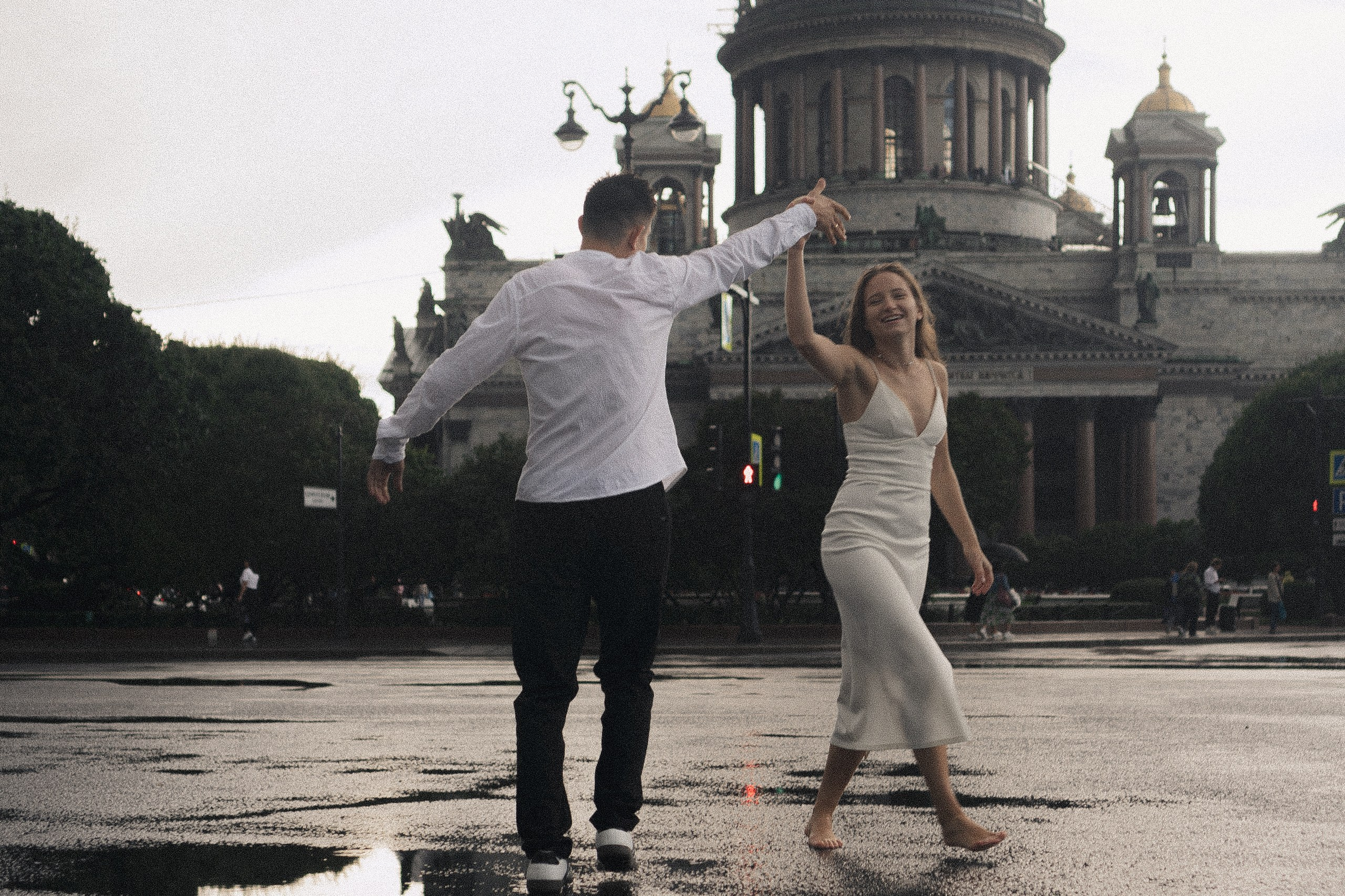 СВАДЕБНАЯ ФОТОСЕСИСИЯ В МЕТРО И ВОЗЛЕ ИСАКИЕВСКОГО СОБОРА В ДОЖДЬ. Профессиональный фотограф, Санкт-Петербург — Виктория Богомолова