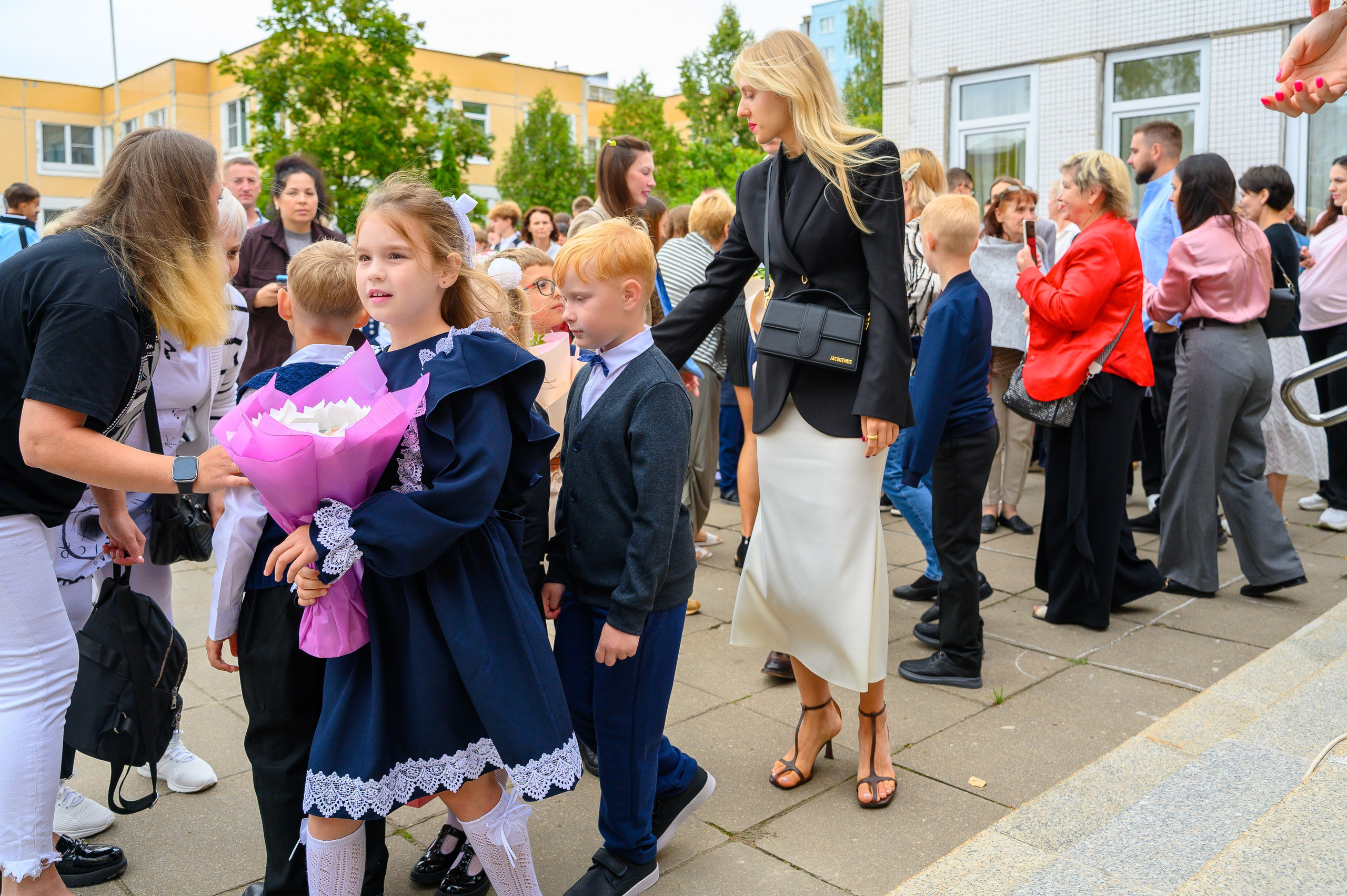 Вот звучит первый звонок, перед этим долгое приготовление к новому этапу в жизни, Яромир идет в школу. Фотоуслуги, услуги фотографа, фотографирование важных событий