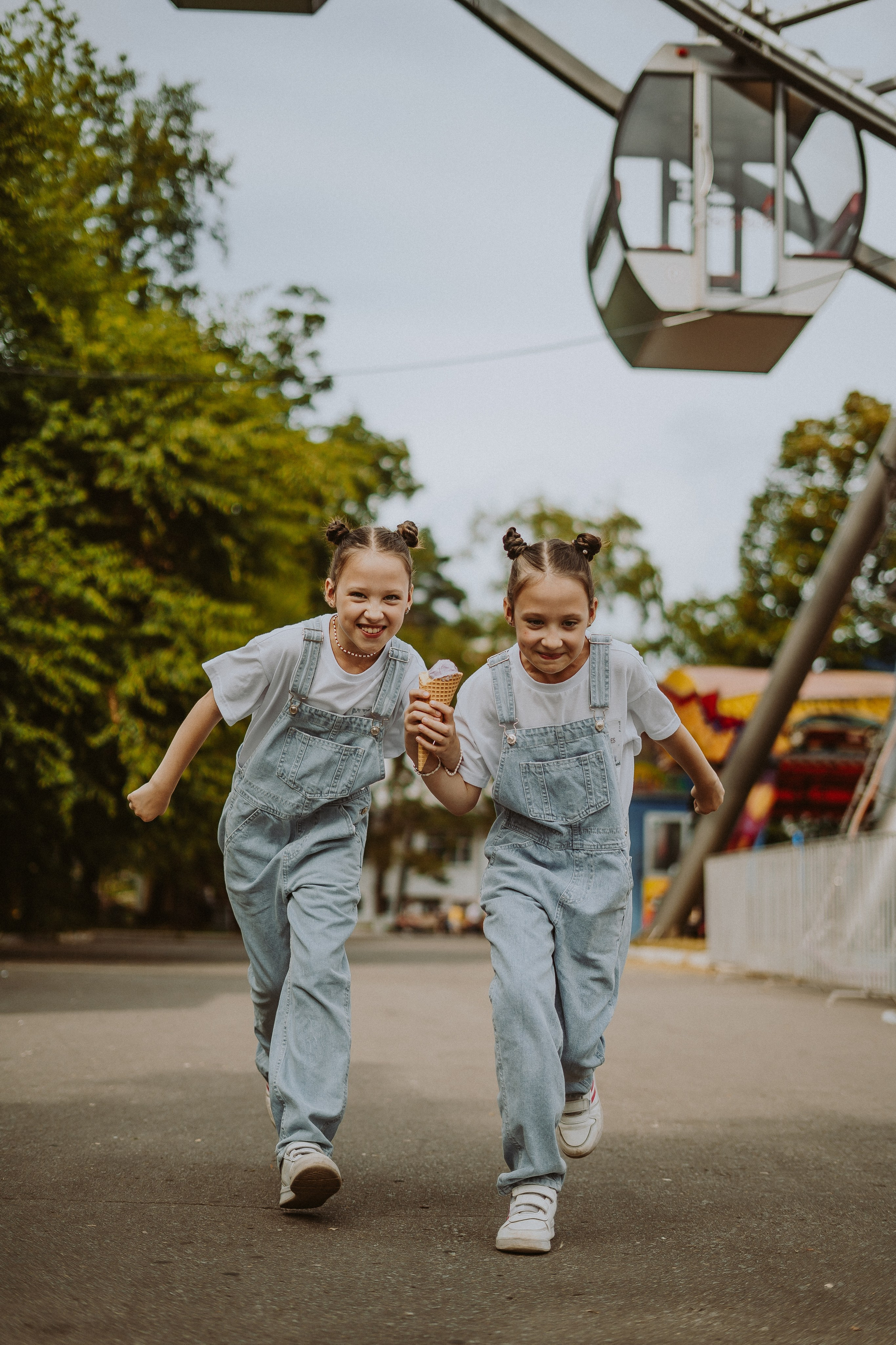 Летняя фотосессия близняшек. Фотограф сахалин