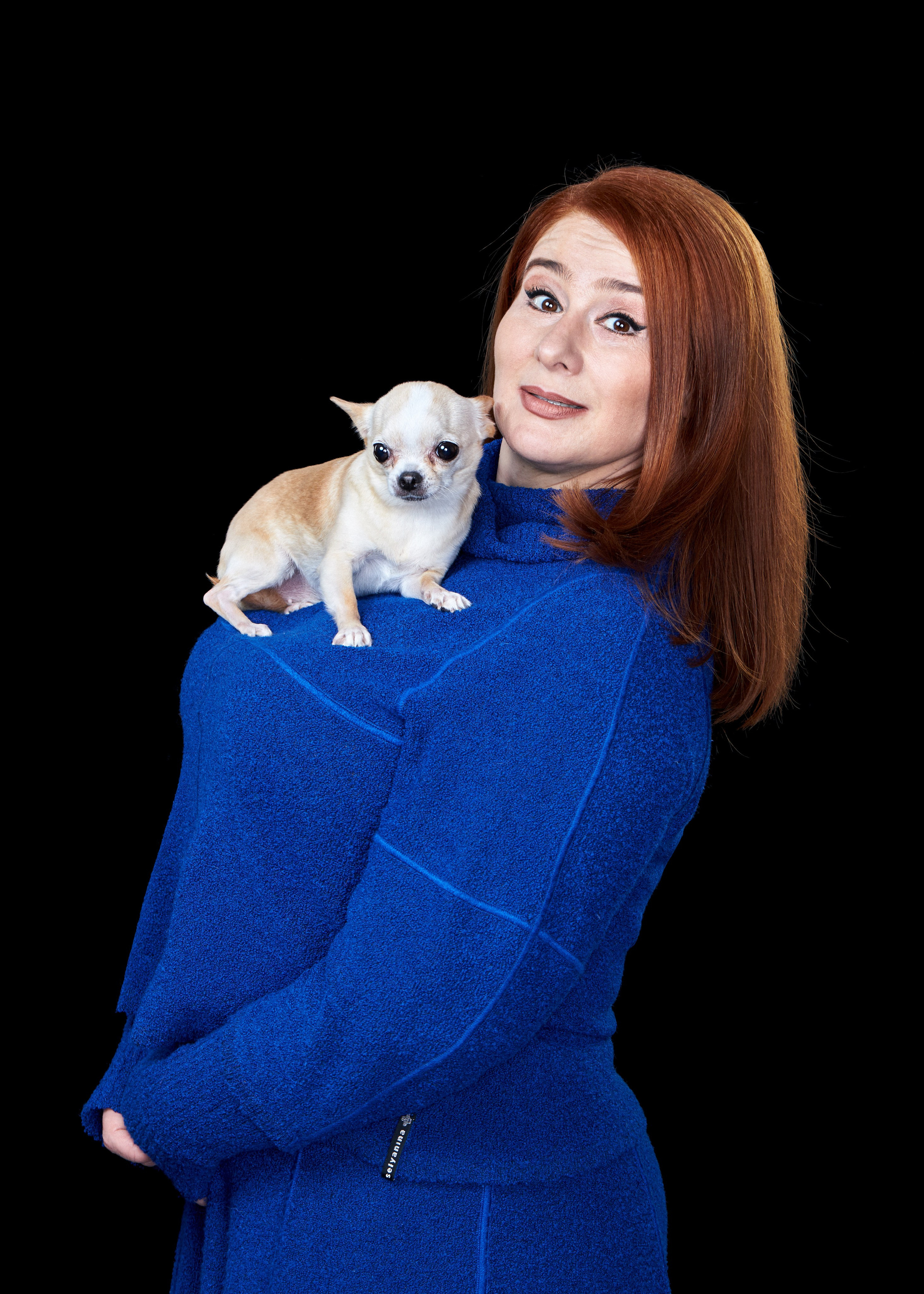 Актриса Юлия Куварзина