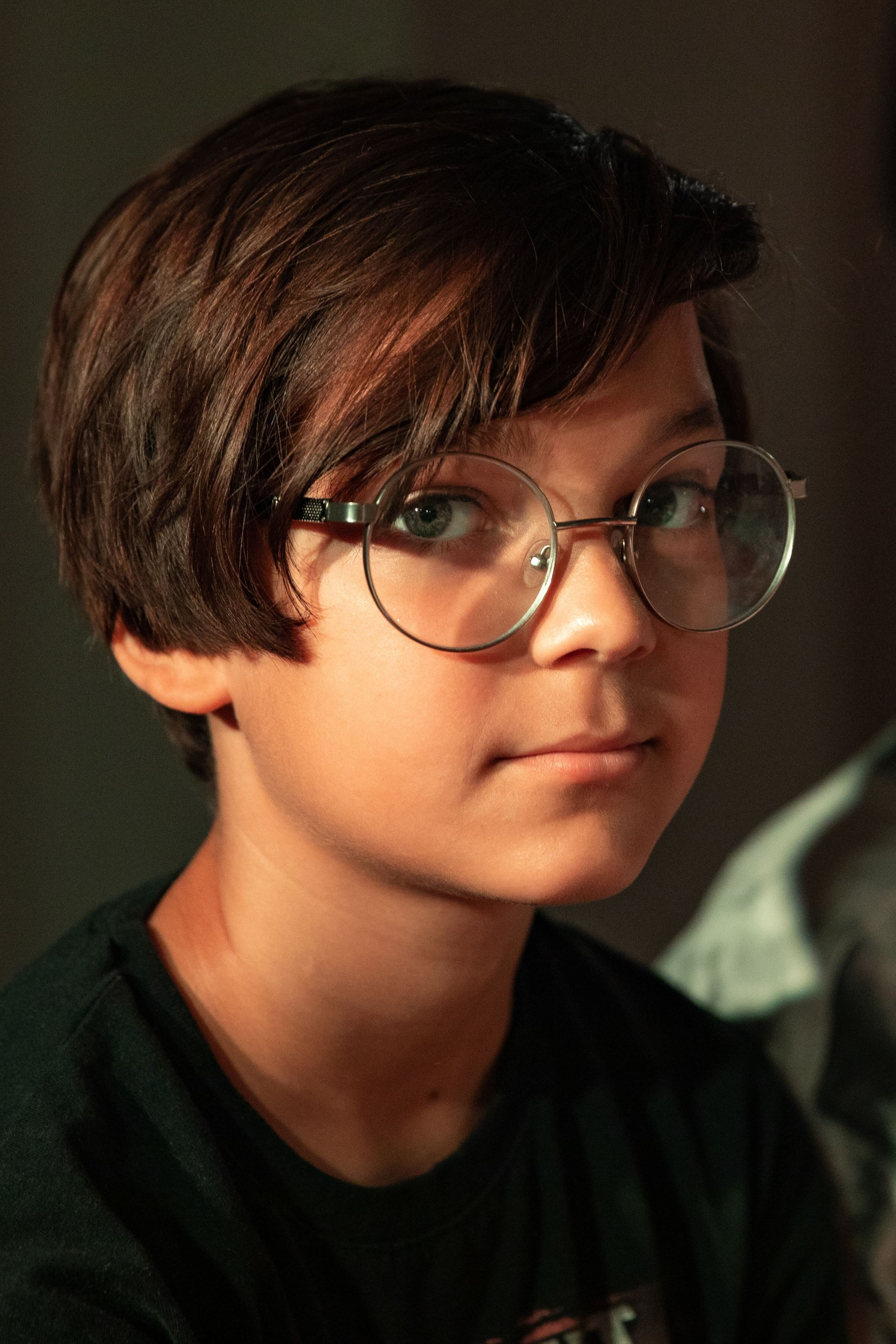 Ученик в очках на школьном празднике, репортажная съемка детских мероприятий