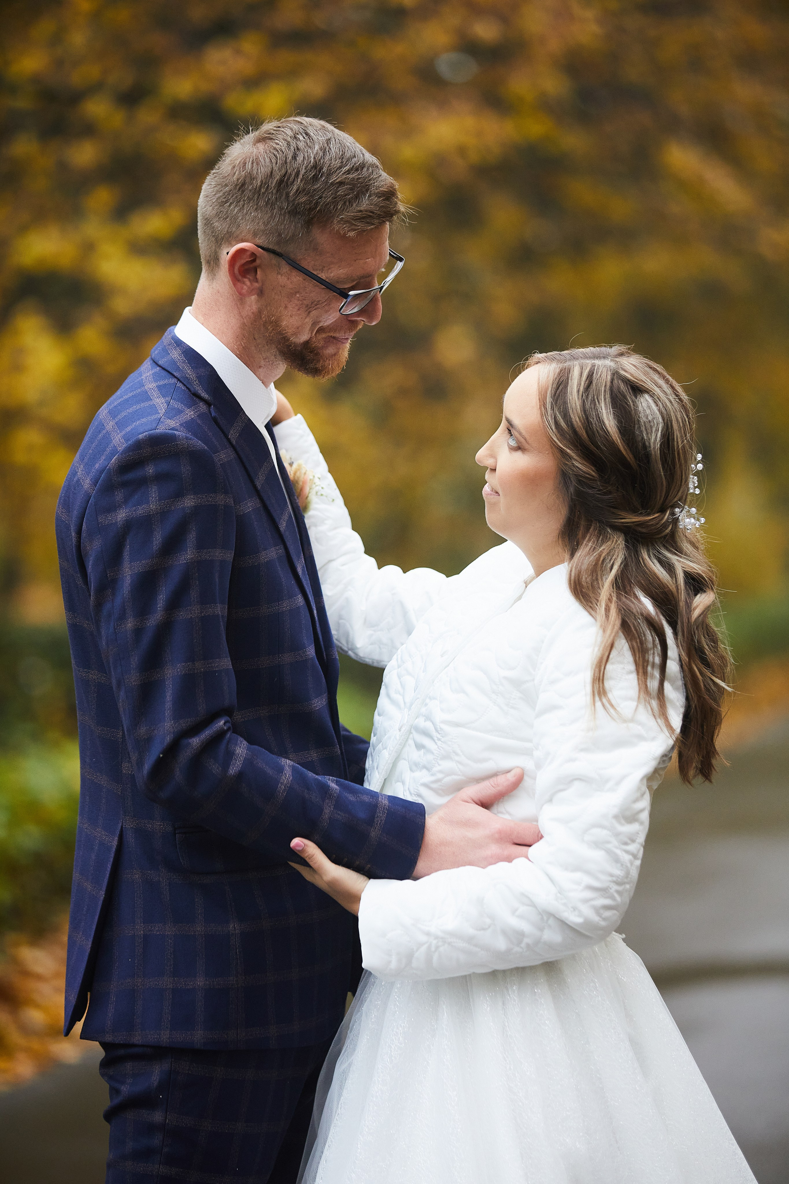 kogan.studio - молодожены обнимают друг друга 