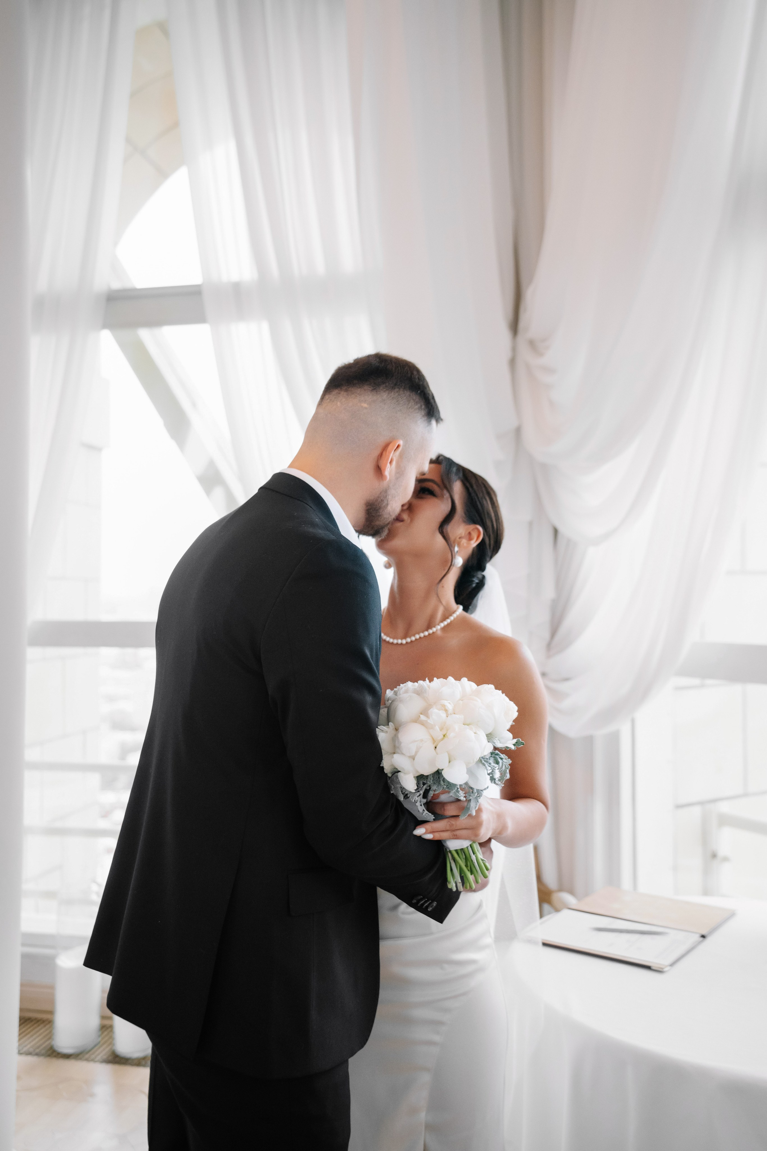 Свадебная фотосессия в отеле Plaza Garden Moscow WTC