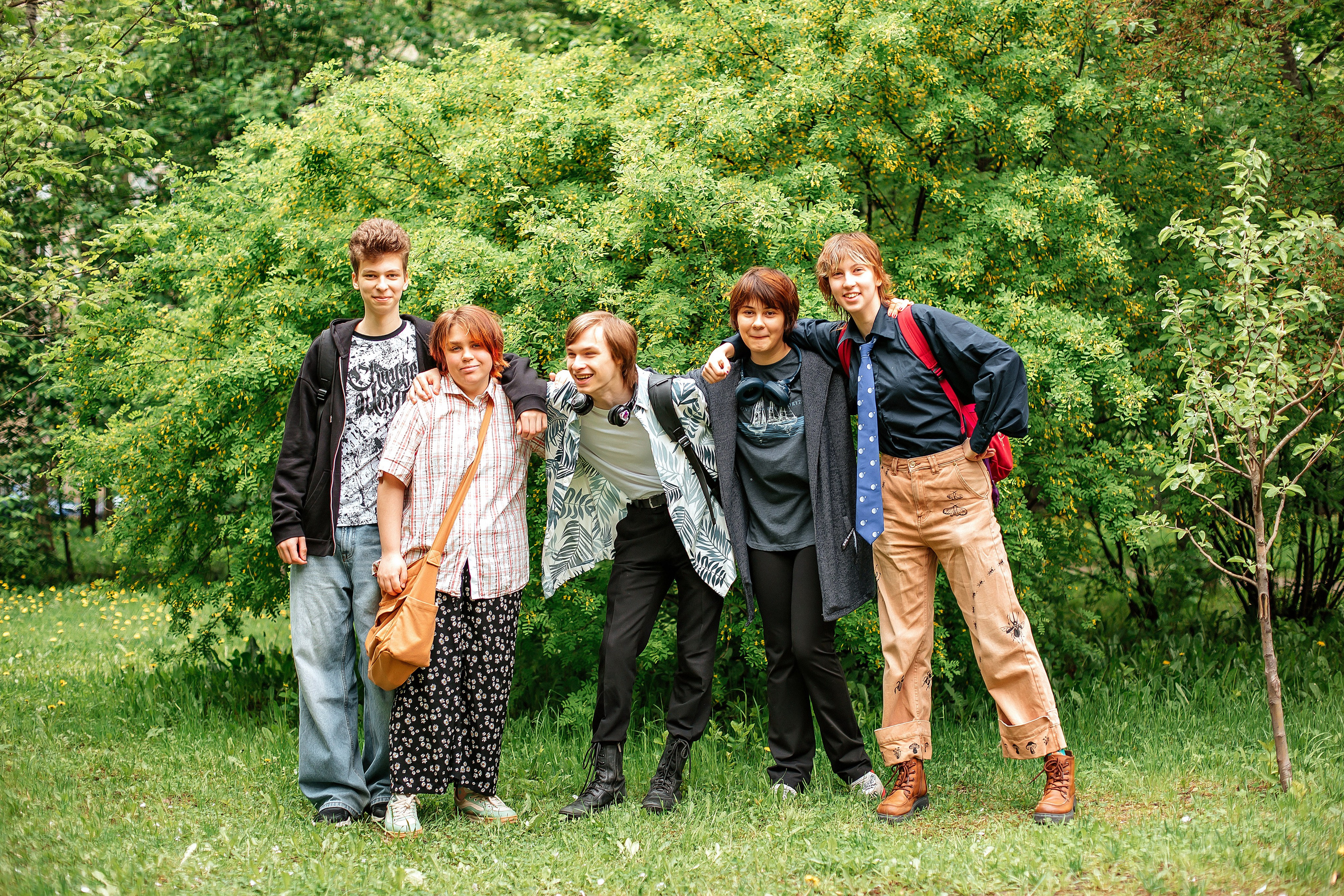 Старшеклассники, прогулка у школы. Семейный фотограф Любовь Саркеева