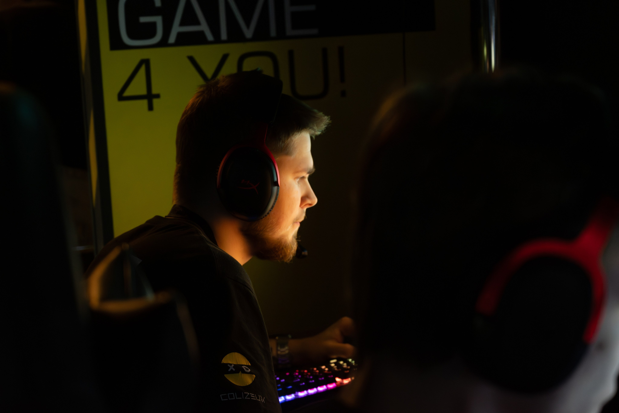 Репортаж в киберспортивном клубе Kolizeum. Фотограф мероприятий в Москве