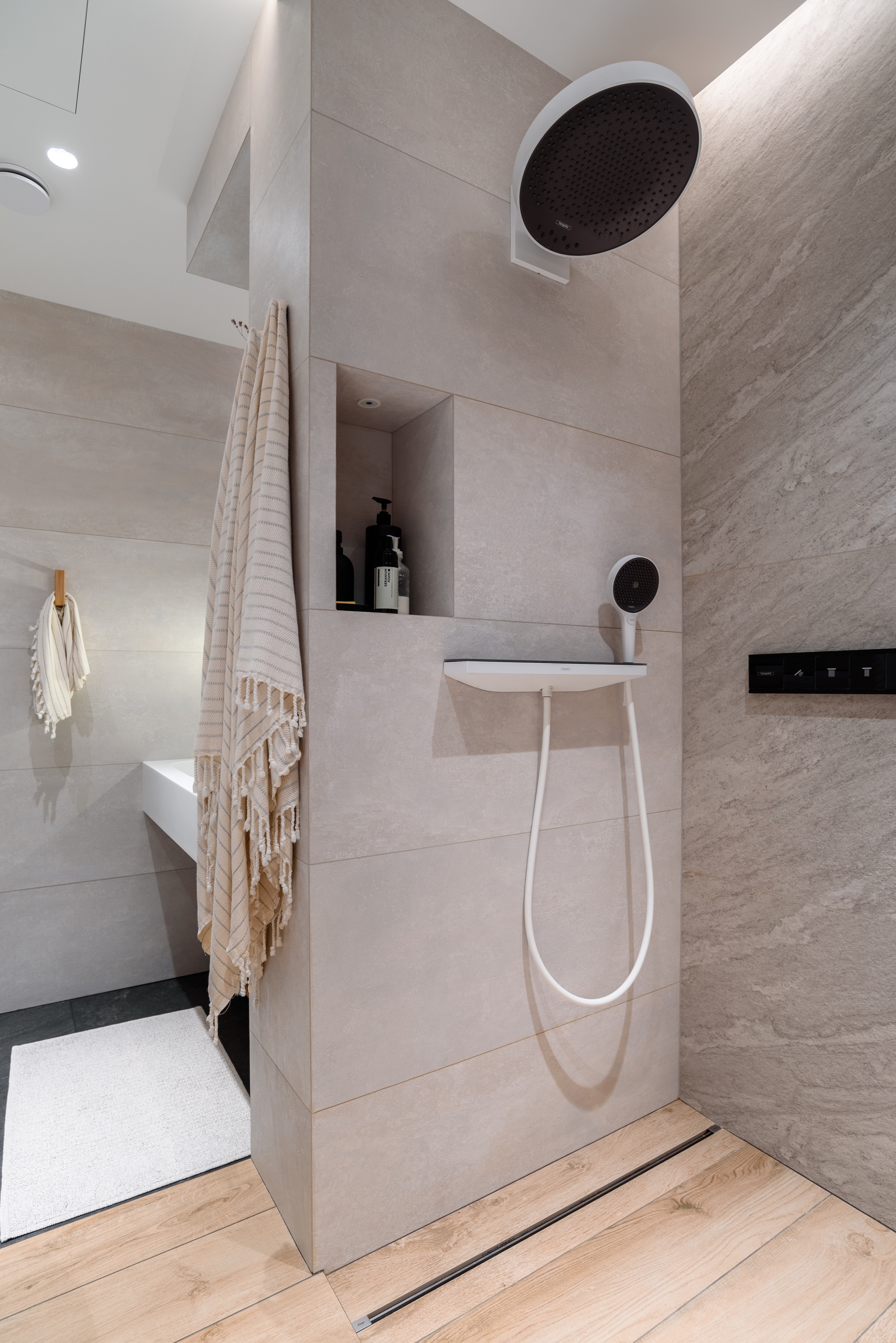 The interior of the apartment is 135 sq.m in the LCD Vavilova 4. Commercial photographer | Anton Ermakov