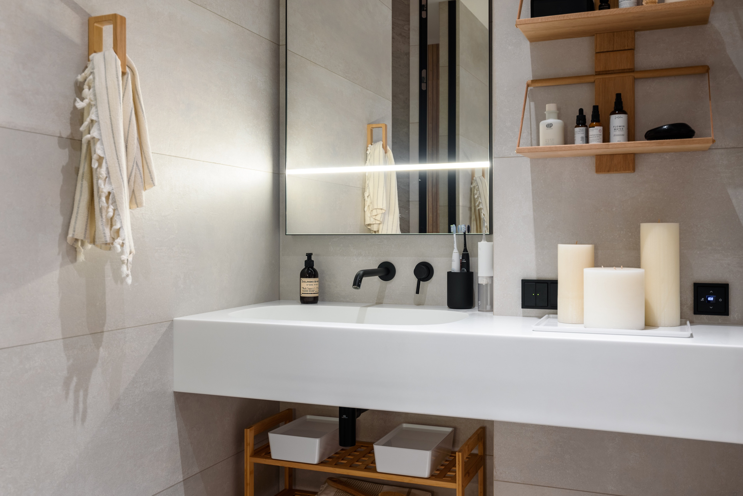 The interior of the apartment is 135 sq.m in the LCD Vavilova 4. Commercial photographer | Anton Ermakov