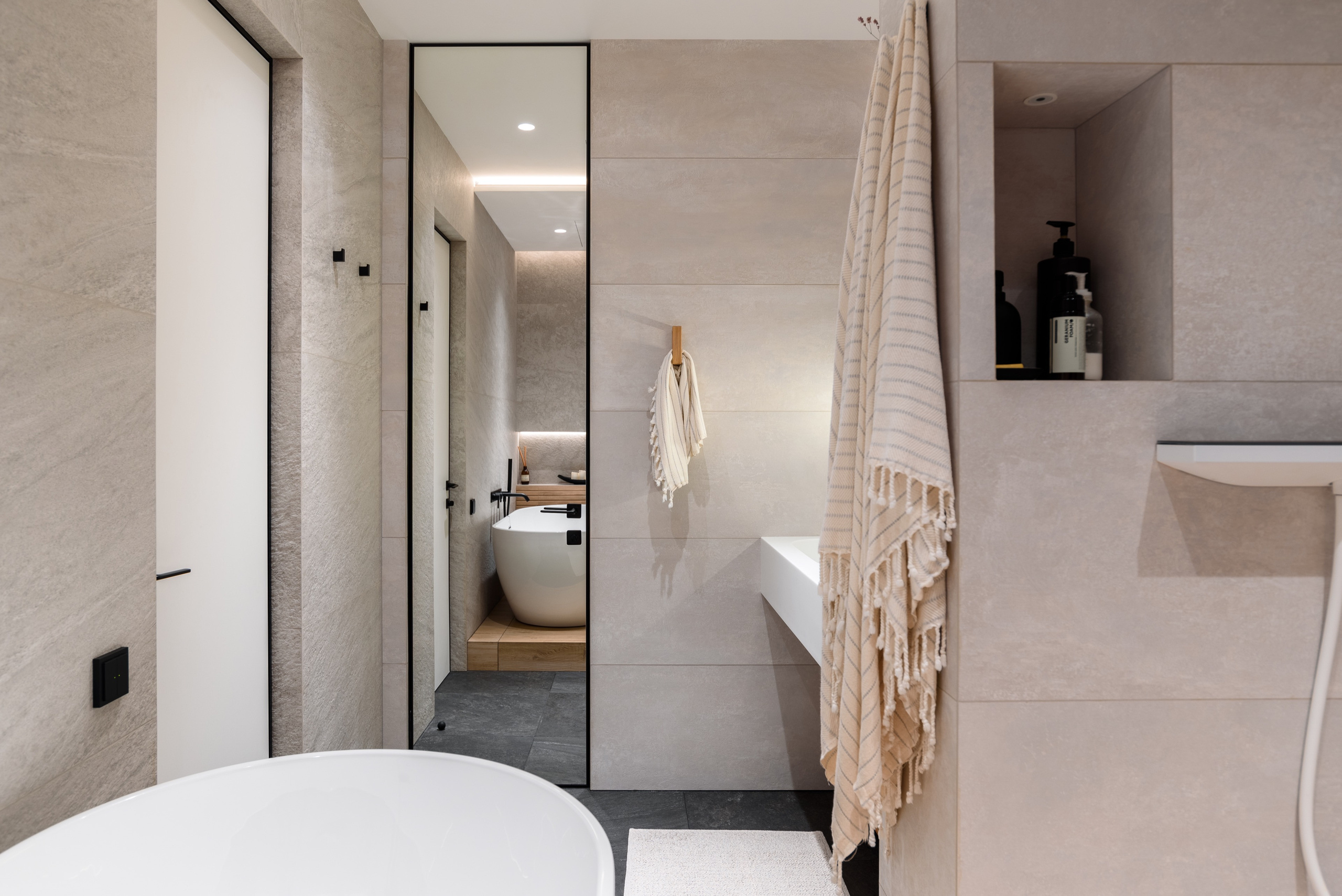 The interior of the apartment is 135 sq.m in the LCD Vavilova 4. Commercial photographer | Anton Ermakov