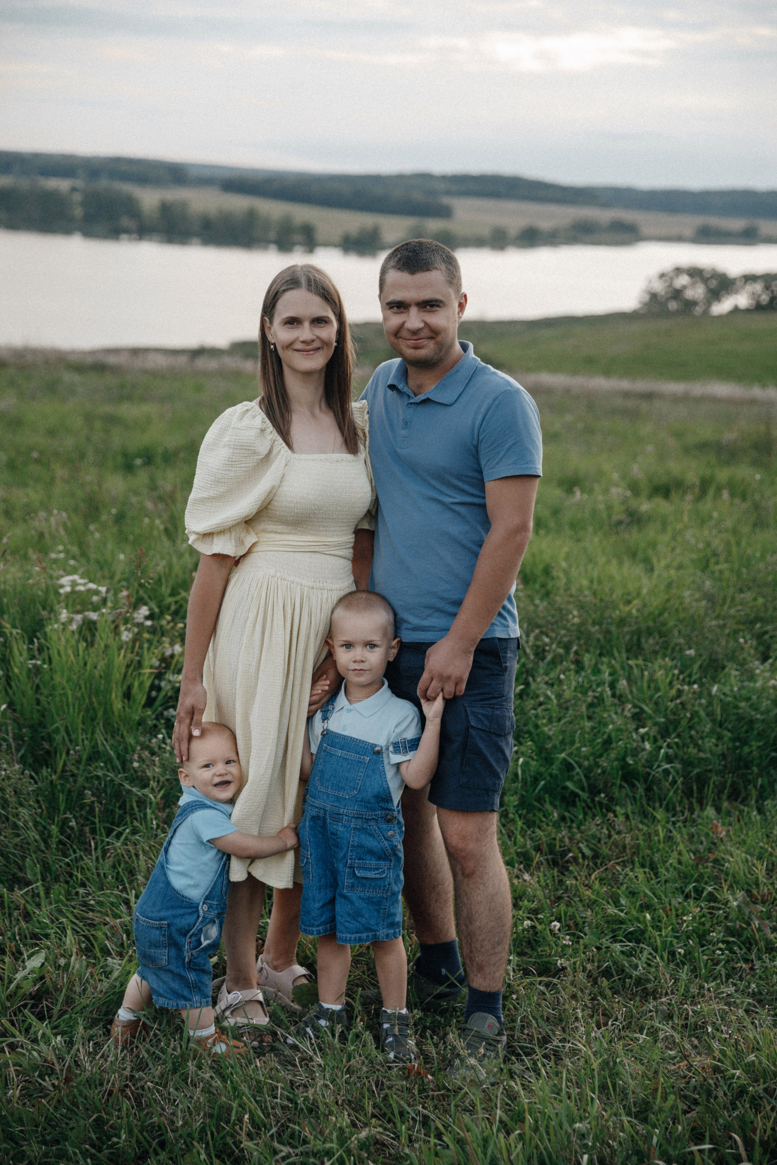 Семейная фотосессия в поле. Фотограф во Владимире Татьяна Бабикова