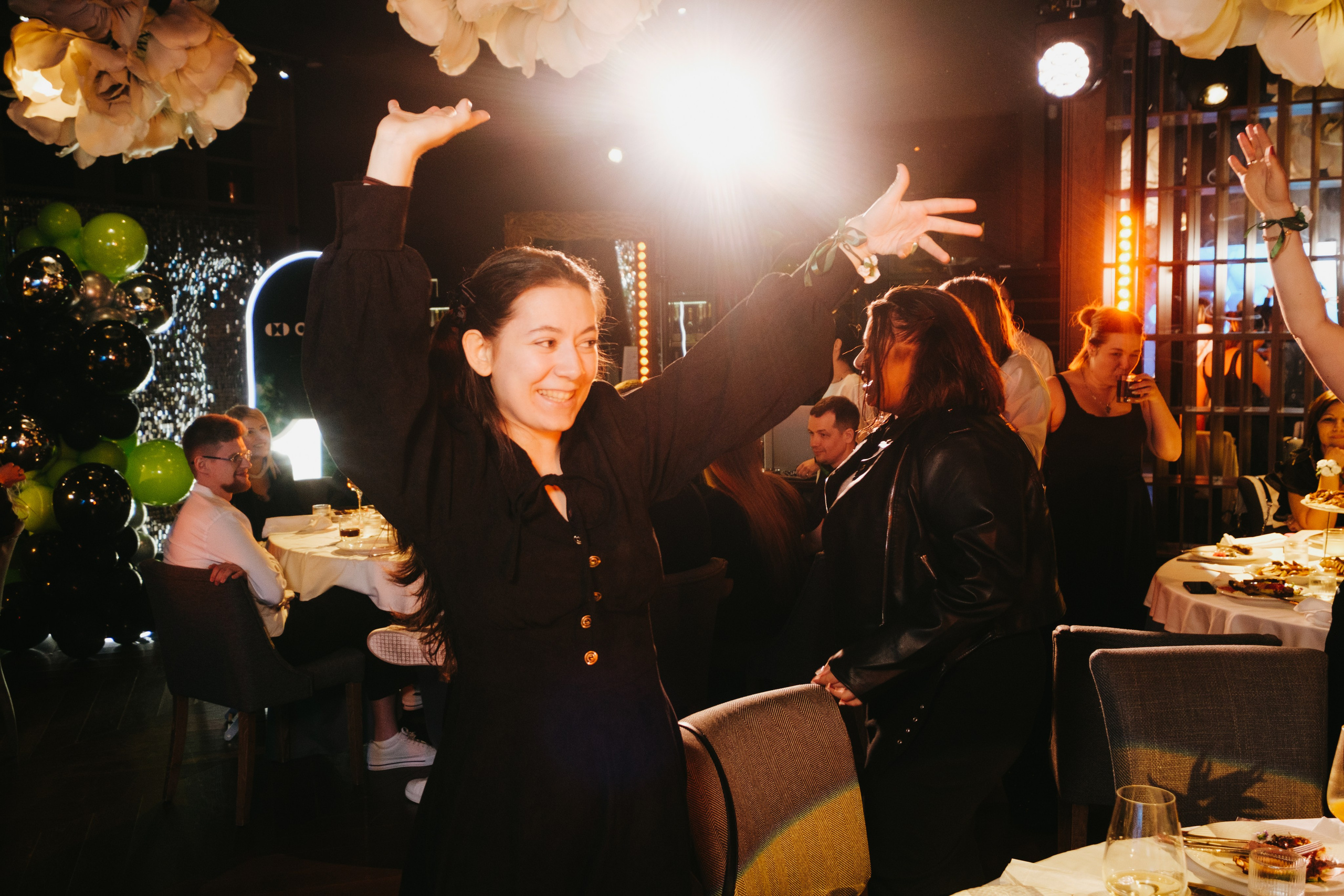 Корпоратив в Сириусу (Адлер) 10 лет компании. Свадебный фотограф Денис Ожигин в Краснодаре и крае. Эмоциональная и стильная съемка вашего дня