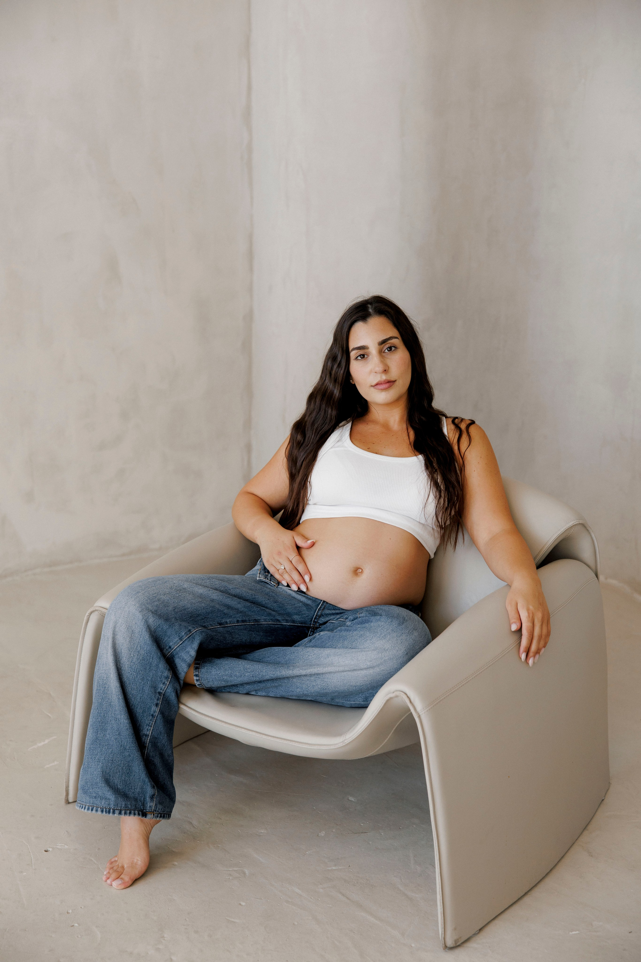 Pregnancy photoshoot inside the Grey Studio. Главная