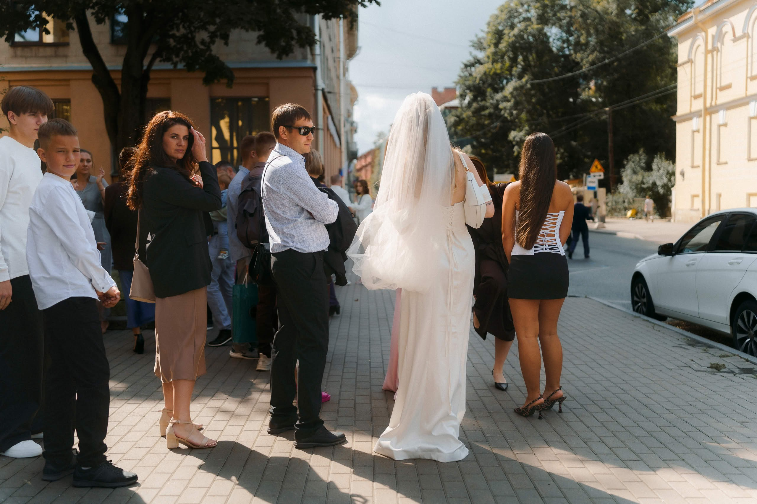 Гости и невеста Анна у ЗАГСа Петроградского района после регистрации