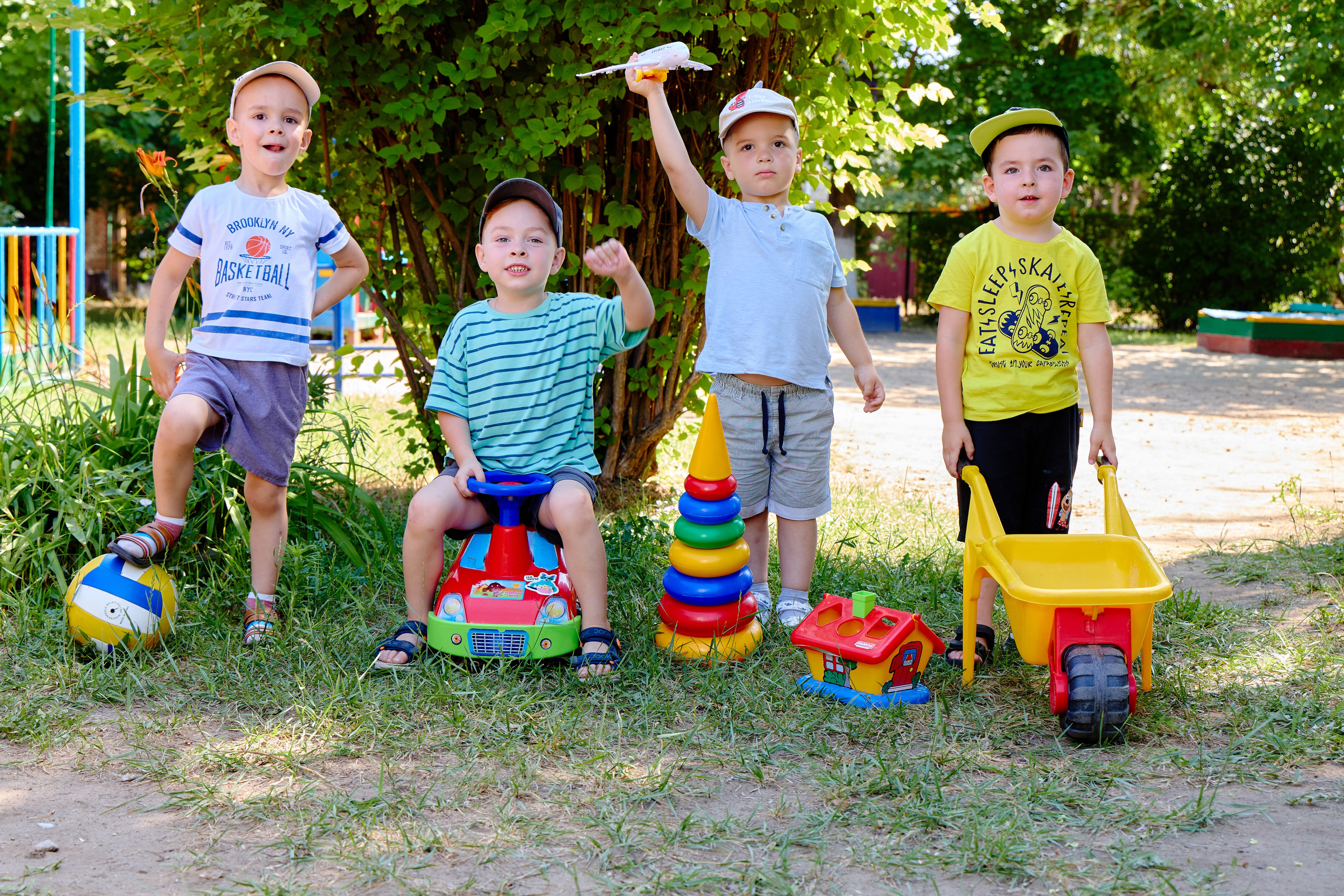 Пример летней съёмки в детском саду № 92 младшая группа Ромашки. Фотограф Выпускные альбомы Таганрог Сергей Коробченко