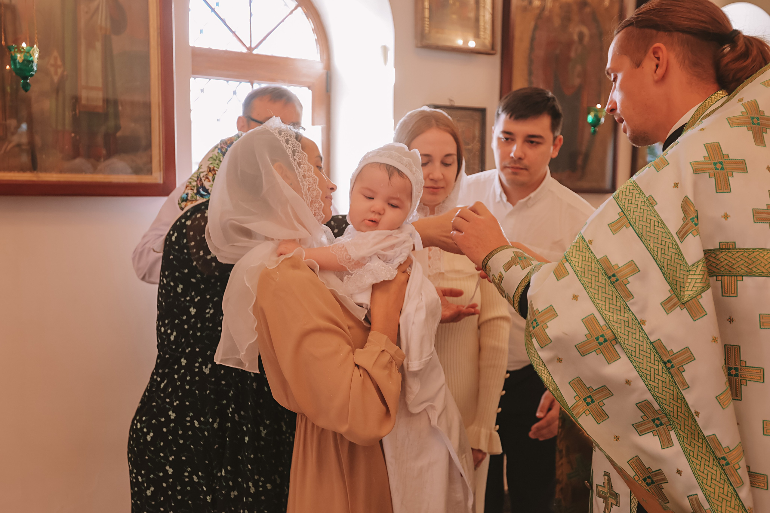 Крещение круглая церковь. Семейный фотограф Тюмень, фотограф на роды Салмина Мария