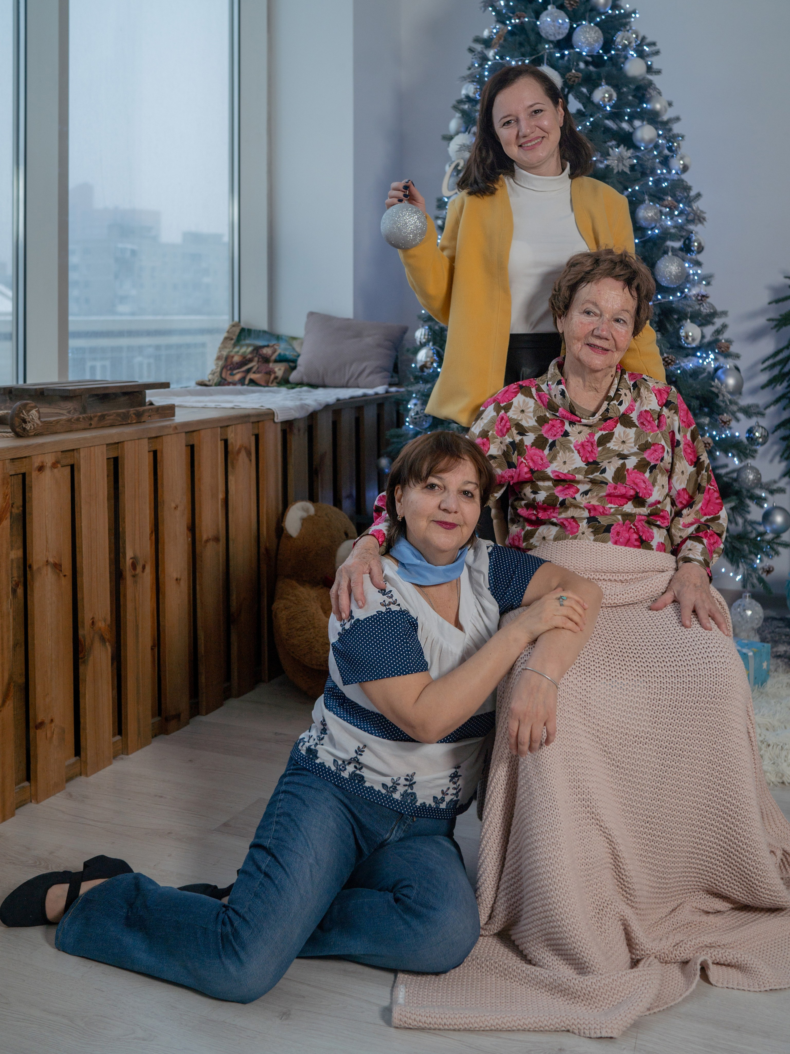 С бабушками. Фотограф Зинаида Евдокимова