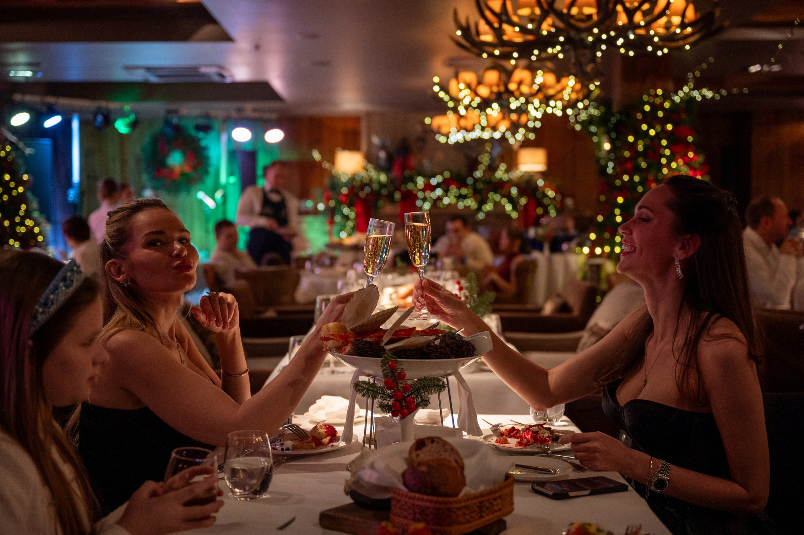 Новый год 2025 в ресторане Red Fox. Репортажный фотограф в Красной Поляне и Сочи Павлюченко Екатерина