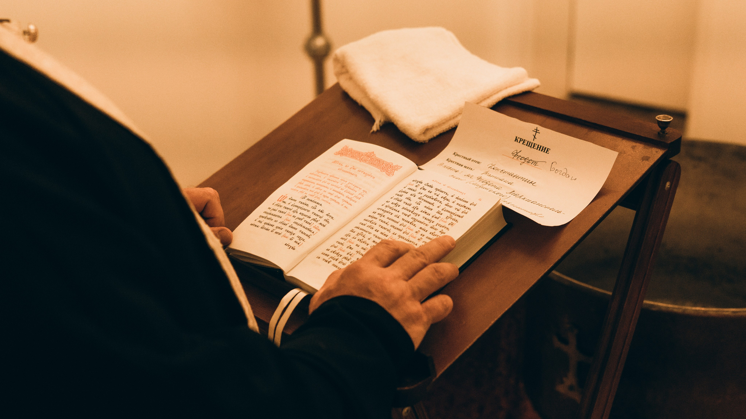Таинство крещение в Москве. Семейный, ньюборн фотограф, фотограф на роды в Москве, Виктория Тюльдюкова