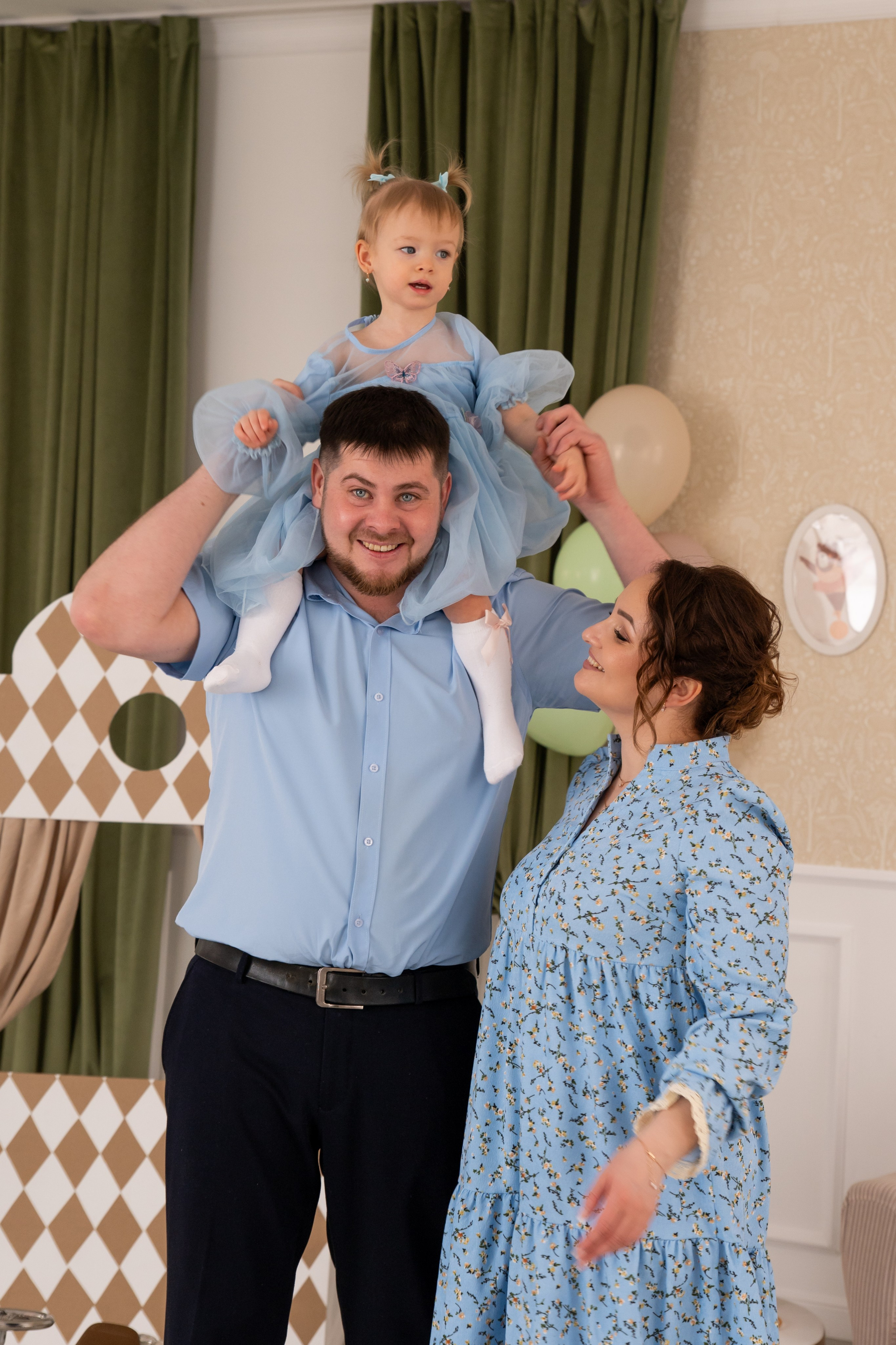 Александр и Анастасия и доченька Юлечка (1). Я Ольга Казанцева, фотографирую снимаю ваши киноистории и печатаю фото и цифровые портреты на холсте