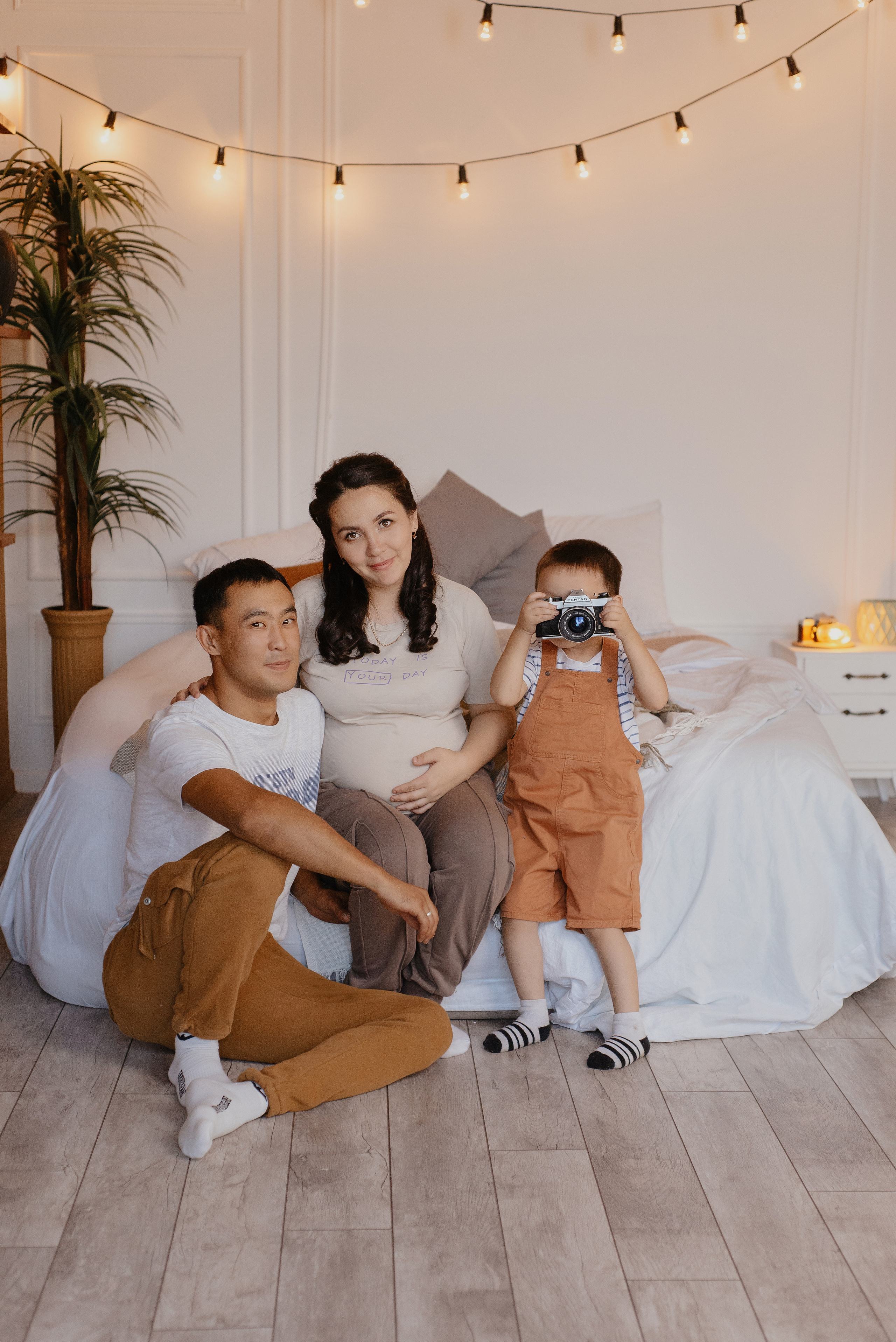 Семейная фотосессия на студии в Караганде. Свадебный фотограф Караганда