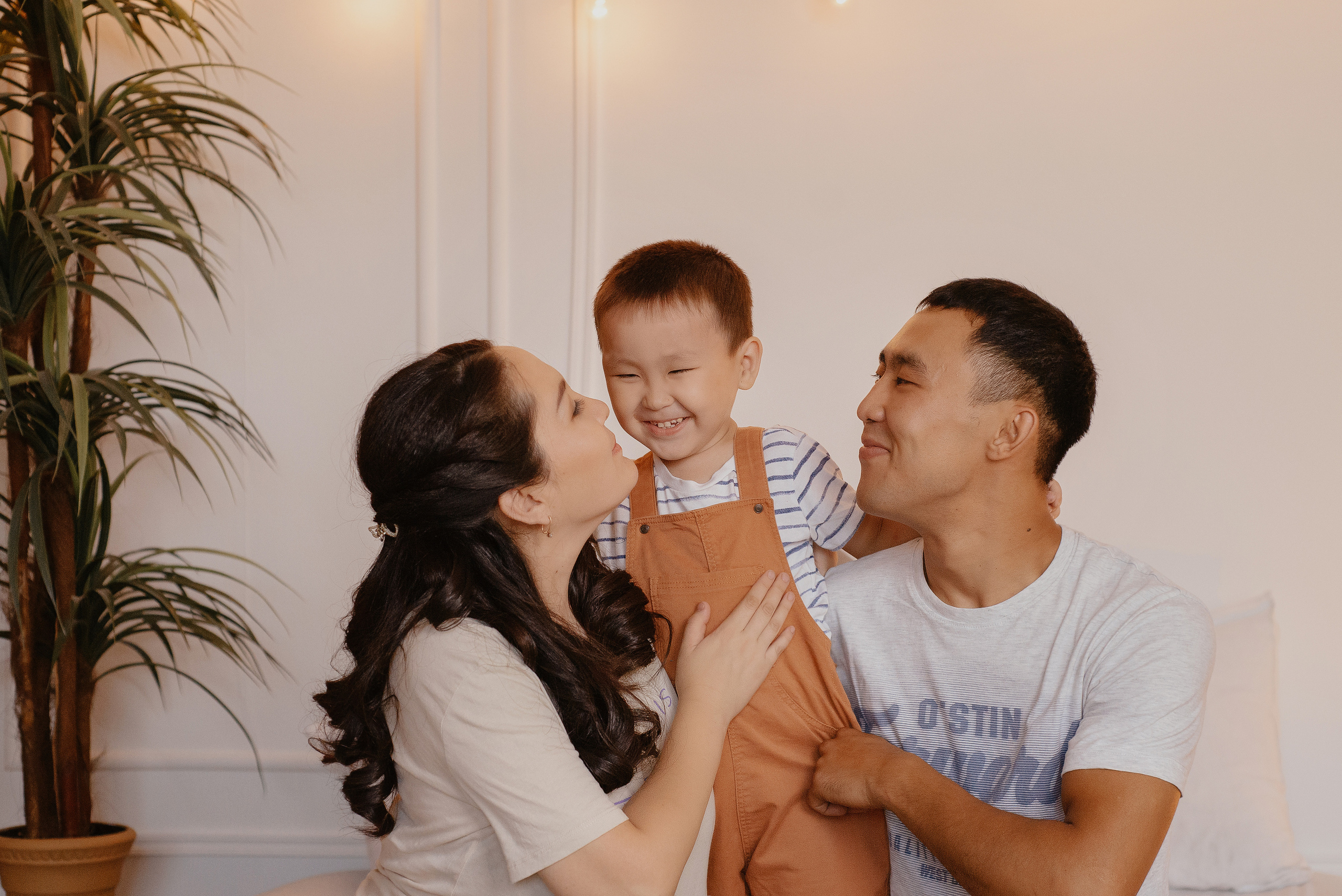 Семейная фотосессия на студии в Караганде. Свадебный фотограф Караганда