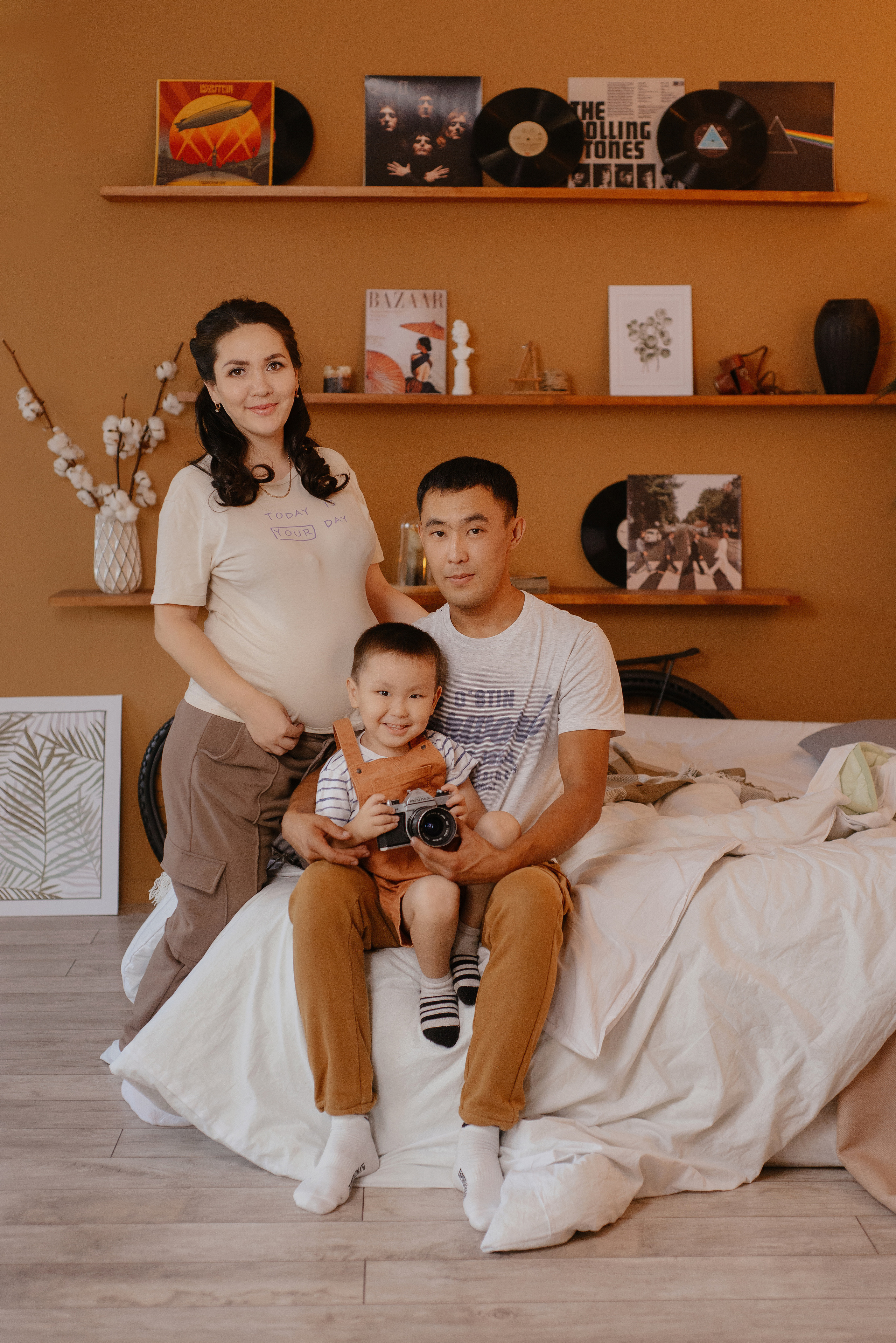 Семейная фотосессия на студии в Караганде. Свадебный фотограф Караганда