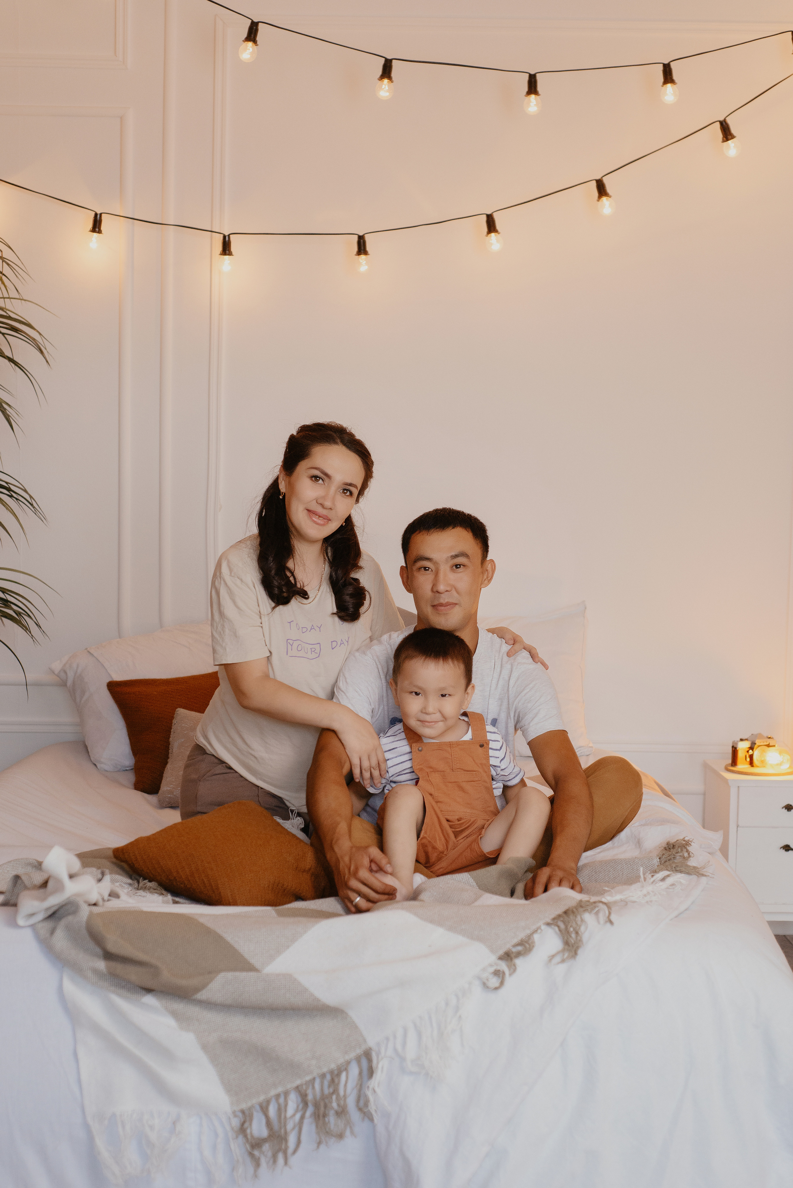 Семейная фотосессия на студии в Караганде. Свадебный фотограф Караганда