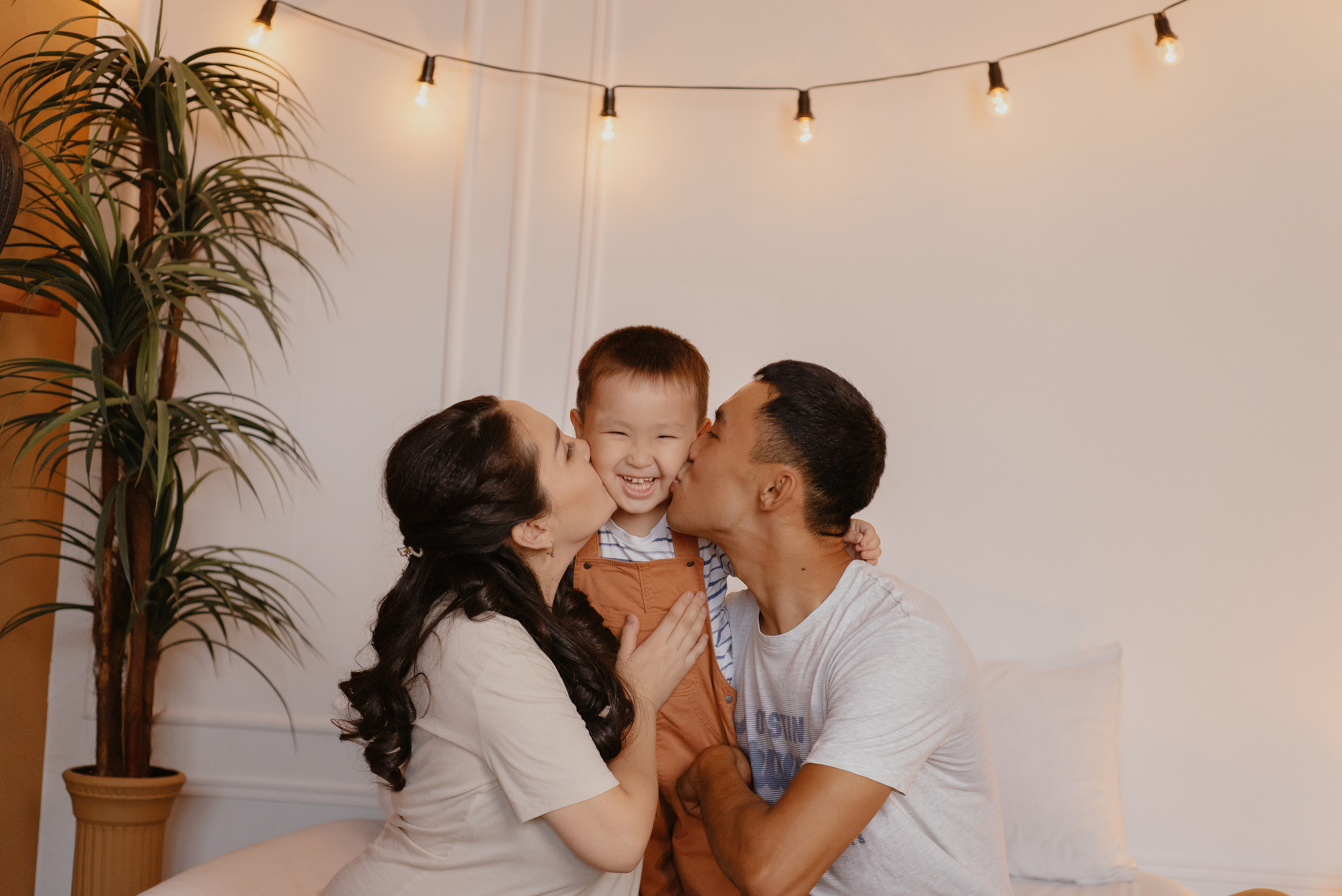 Семейная фотосессия на студии в Караганде. Свадебный фотограф Караганда