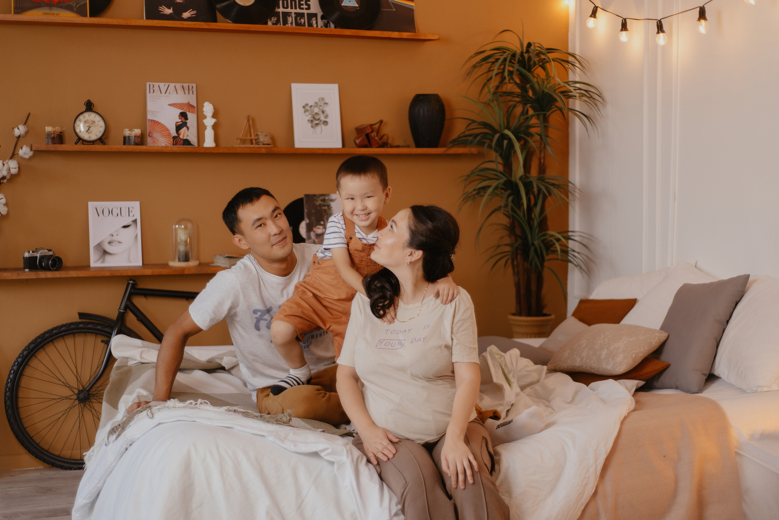 Семейная фотосессия на студии в Караганде. Свадебный фотограф Караганда