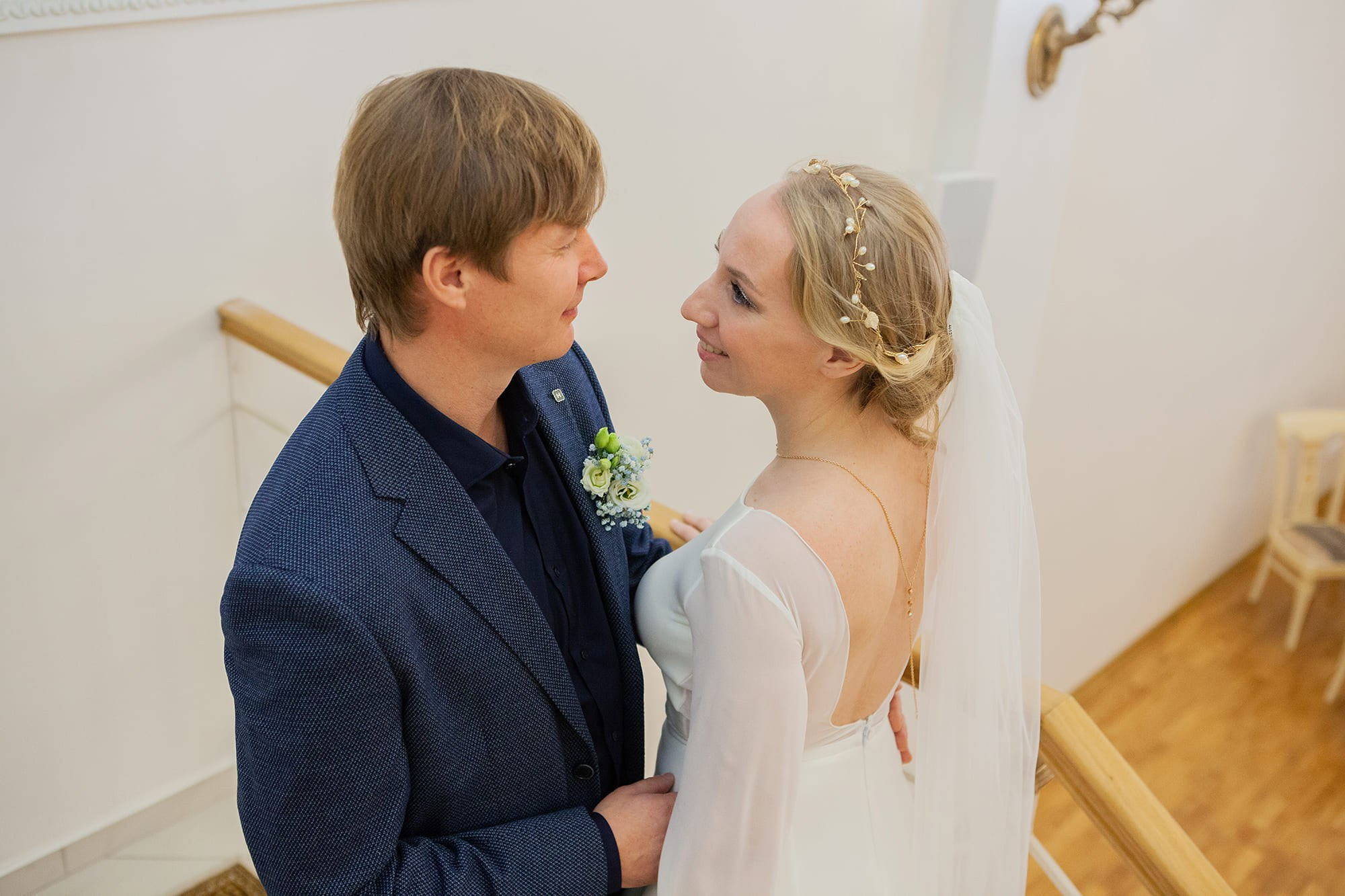 portrait-of-the-bride-and-groom-in-the-interior-of-the-wedding-palace