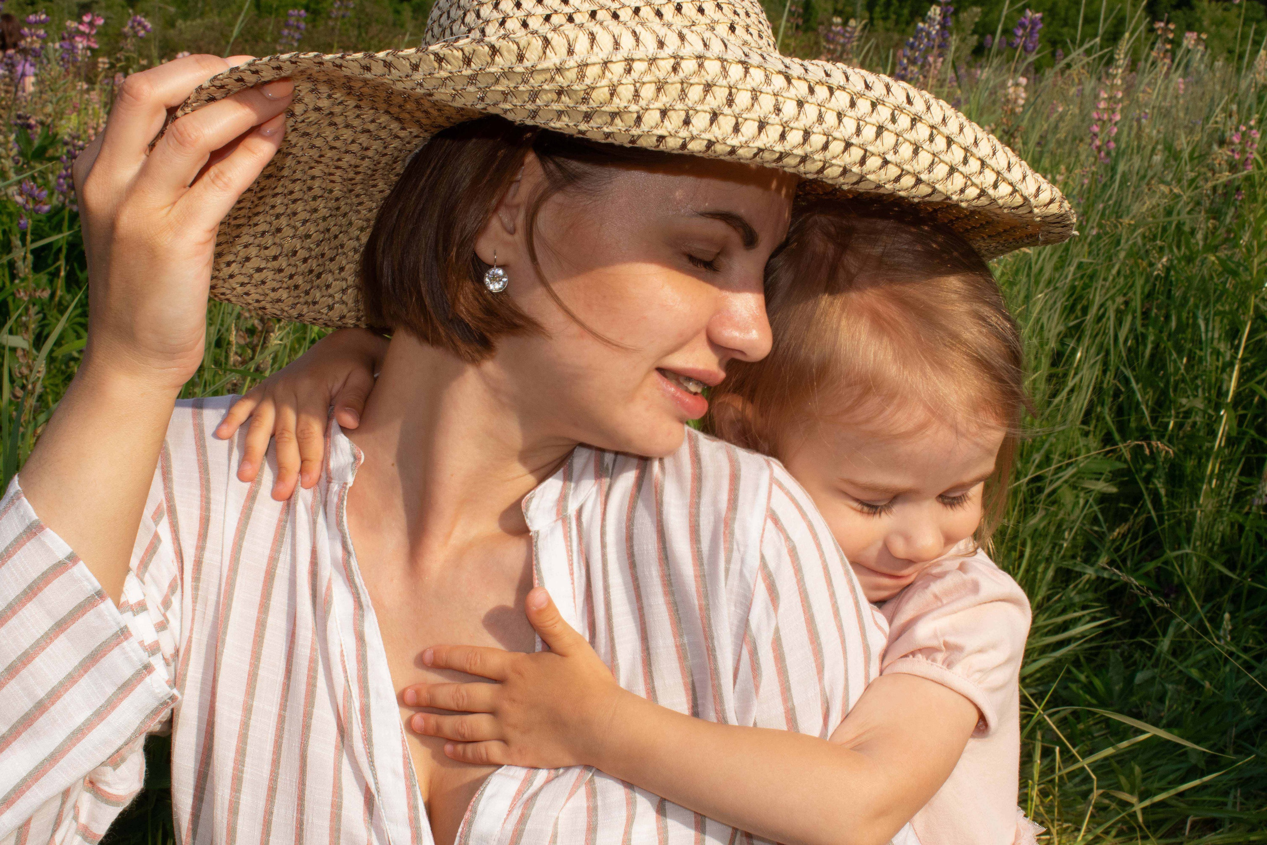 Трогательная семейная фотосессия на природе. Дочка нежно обнимает маму.