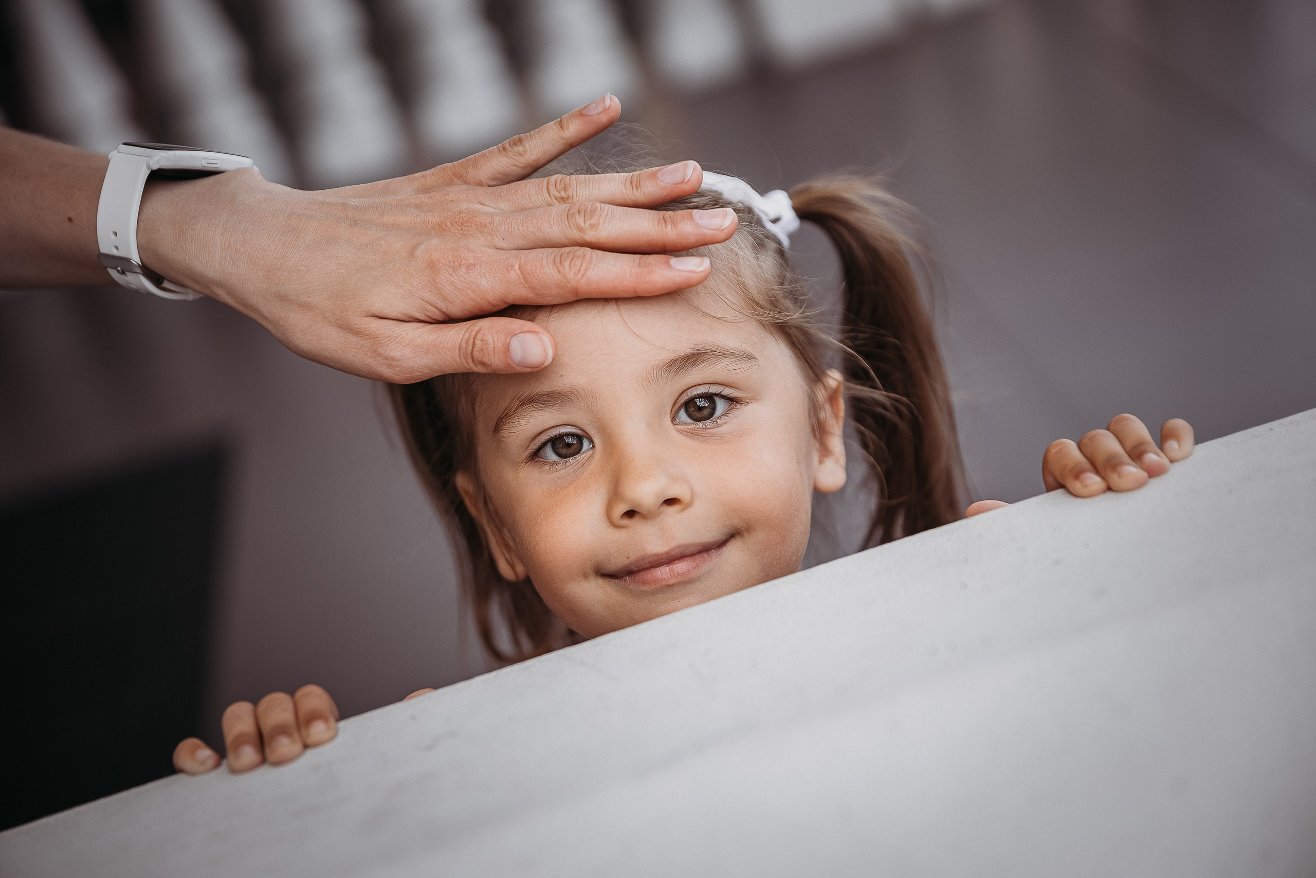 Алиса мама и папа на прогулке. Маша Гонтарь Семейный домашний репортажный фотограф в Санкт-Петербурге