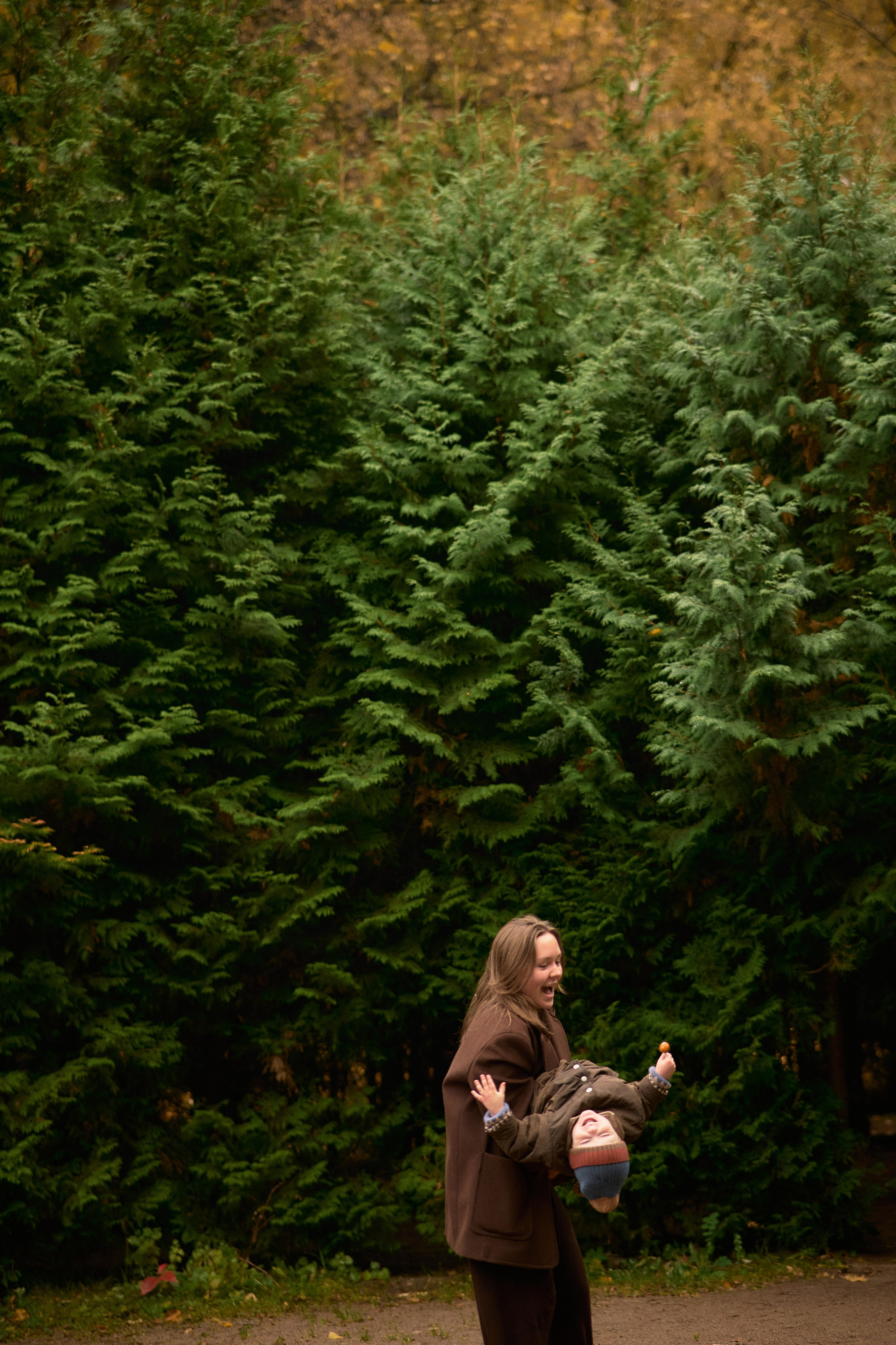 Света и Илюша под дождём. Семейный и свадебный lifestyle-фотограф в Москве Мария Петрова