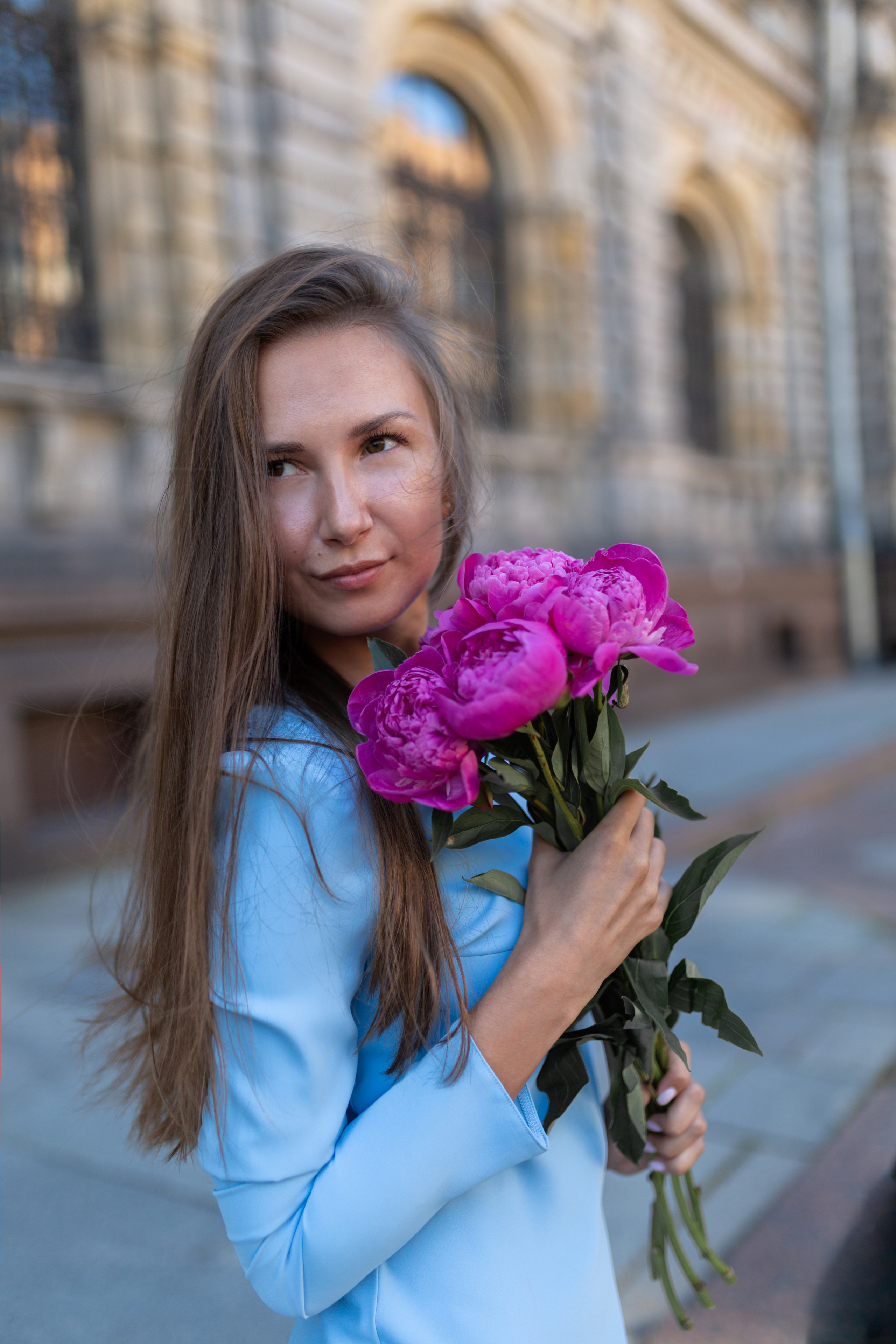 Девушка в голубом платье с пионами