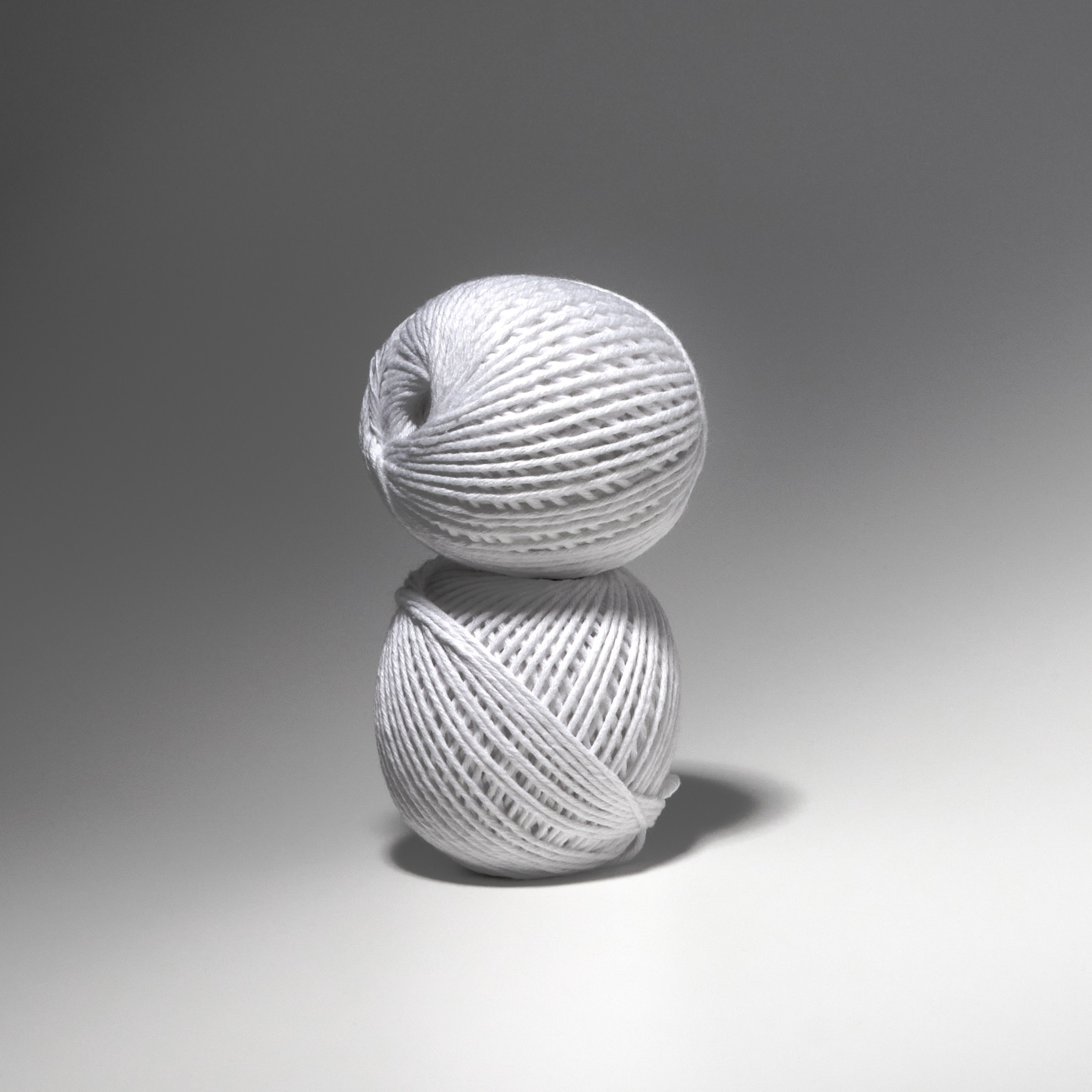 Каталожная фотография ниток, фото под обтравку, фото для сайта, предметная фотосъёмка, каталог на белом, сборная съёмка товаров для маркетплейсов, фото белых ниток моток, фото ниток кулинарных, предметный фотограф СПб, фотограф для маркетплейсов в СПб, фотограф для каталога СПб