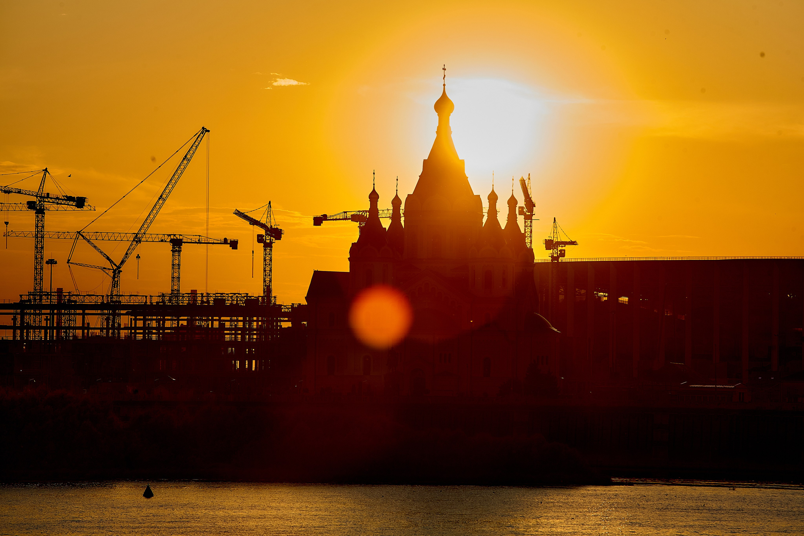 Величественные купола, устремлённые ввысь, на фоне вечернего неба Нижнего Новгорода, кадр православного фотографа Николая Голованова, г. Дзержинск.