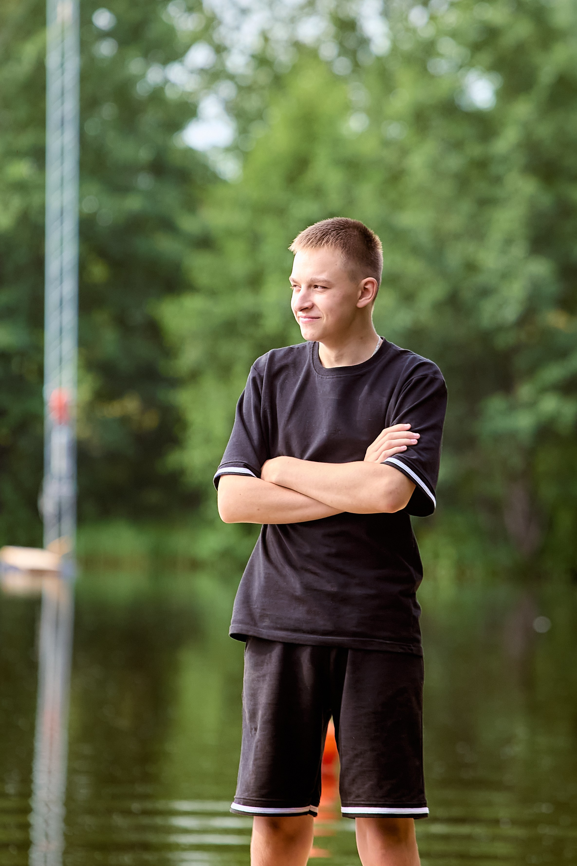 Семейная прогулка летом на озере