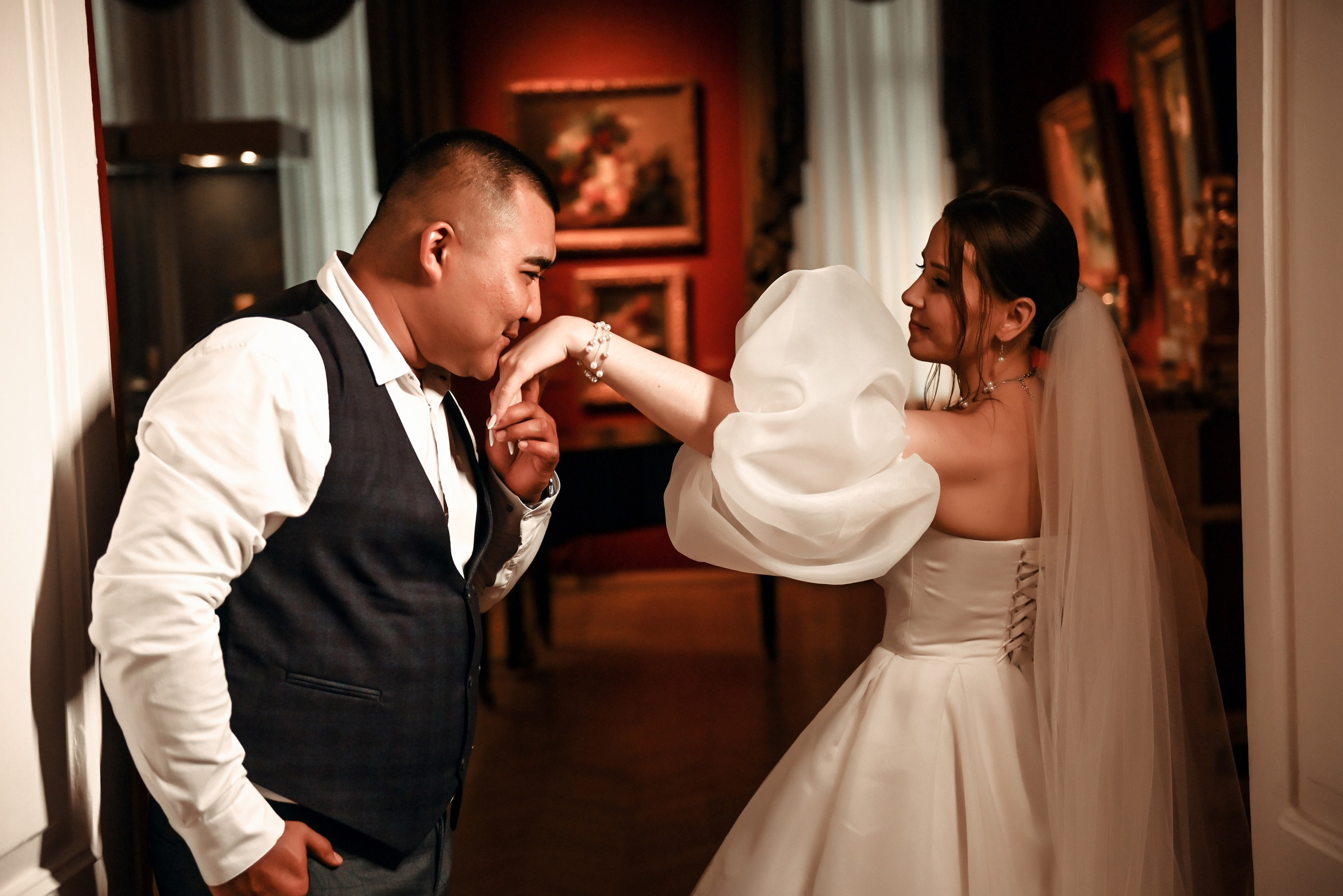 Небольшая свадебная серия в музее и прогулкой под дождем Эльмиры и Ризата. Свадебный, семейный, детский, контент фотограф в Омске Максим Ильин