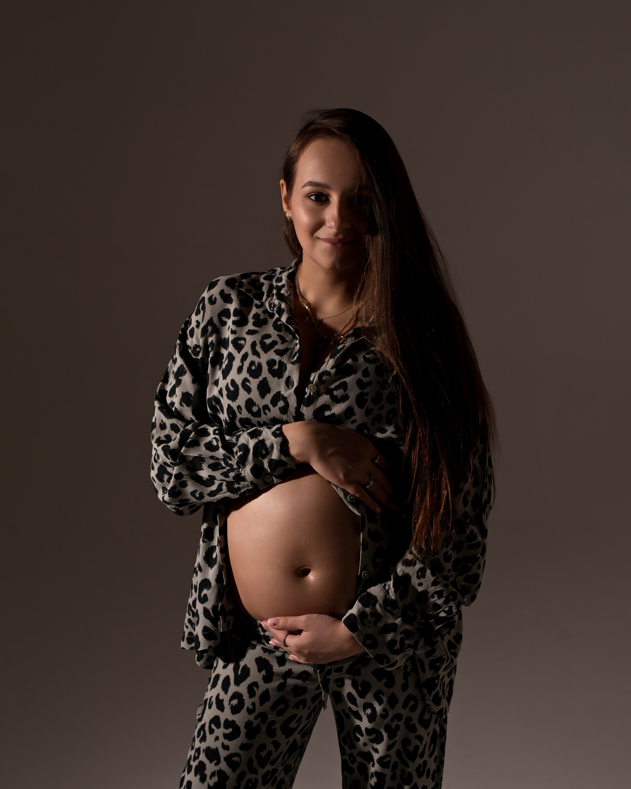 Фотосессия беременности в фотостудии. Профессиональный фотограф в Москве