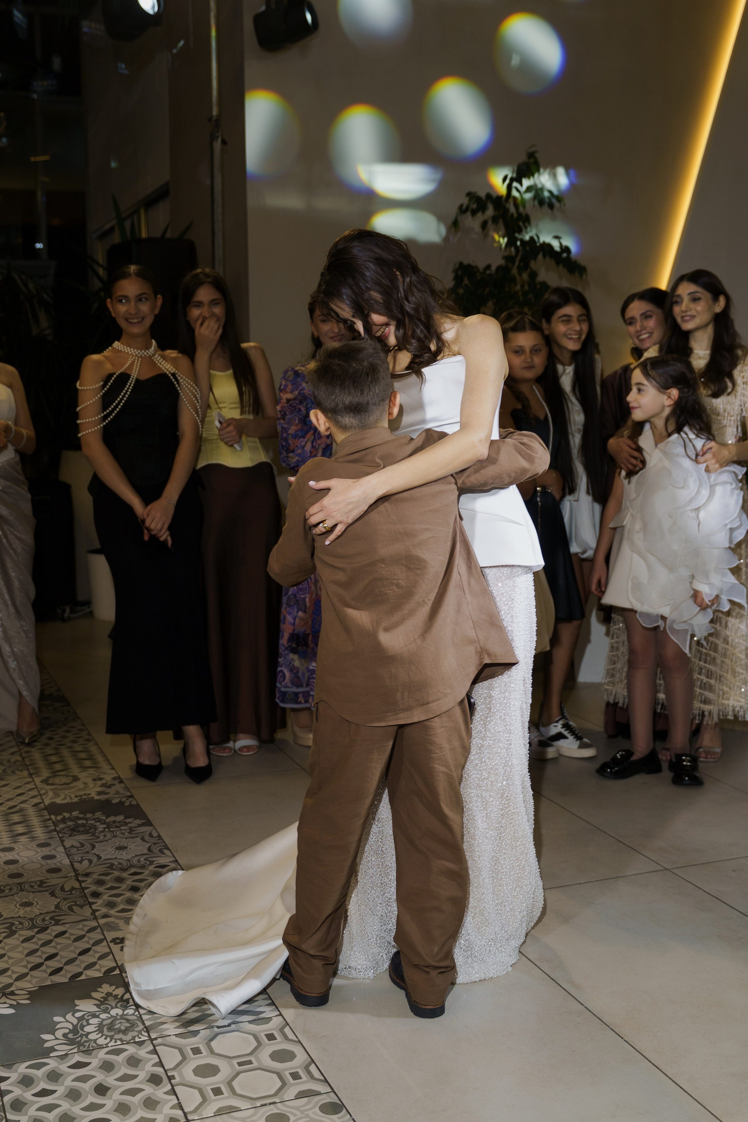 Красивое обручение на берегу чёрного моря в Лермонтово от ТВИНС СТУДИО. ТВИНС СТУДИО — лучшие свадебные фотографы и видеографы в Краснодаре