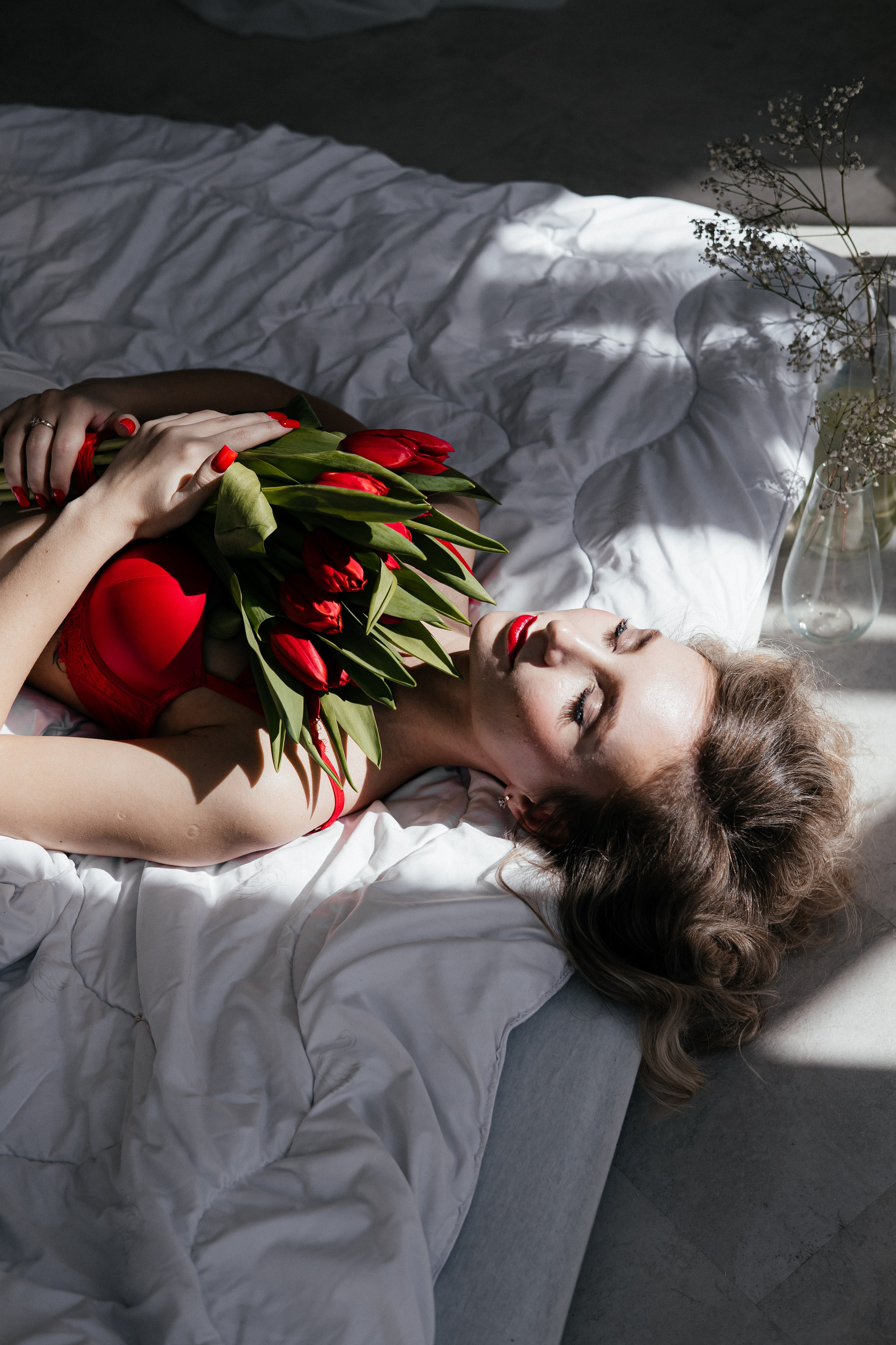 Анна. Красные тюльпаны