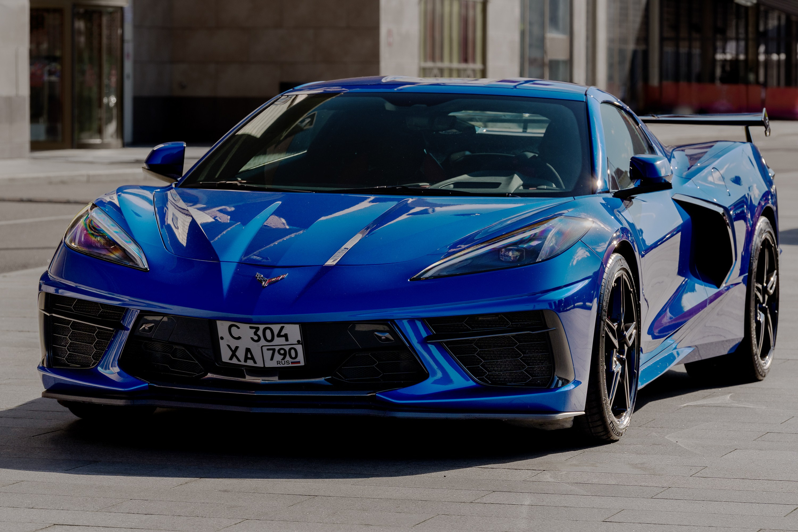 Chevrolet Corvette C8 Stingray синего цвета, передний трёхчетвертной ракурс