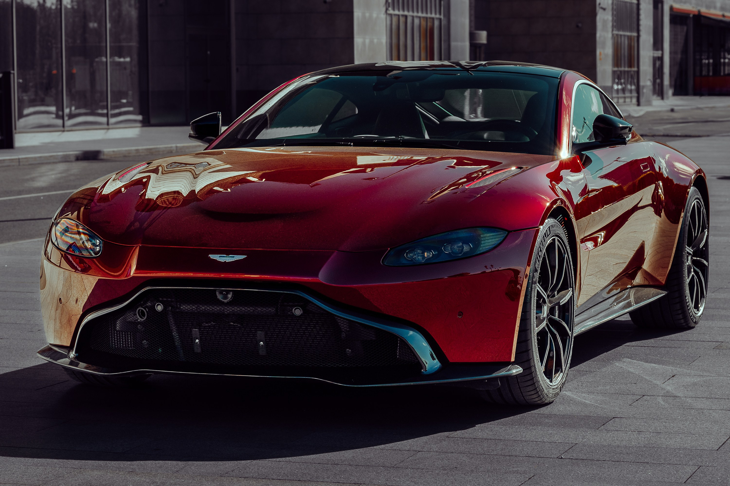 Aston Martin Vantage Coupe в тёмно-красном цвете, передний трёхчетвертной ракурс