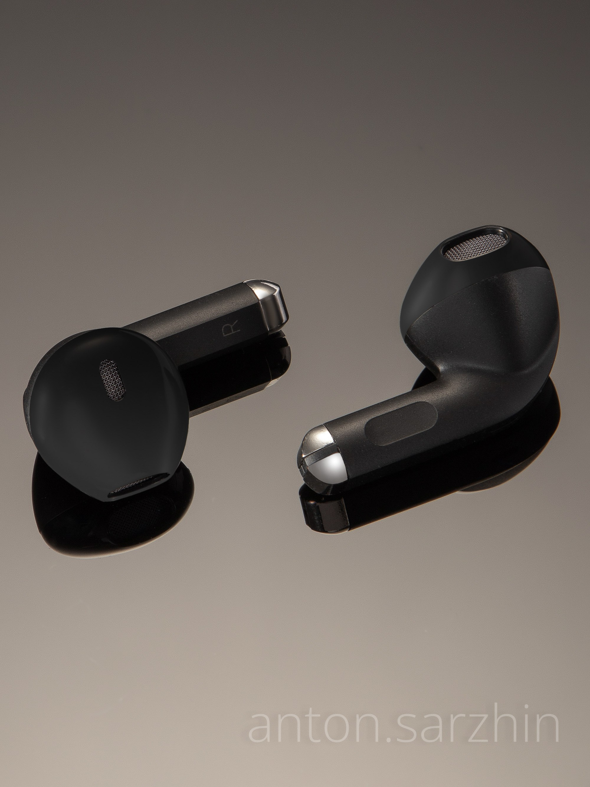 Предметная съемка наушников bluetooth на зеркальном фоне