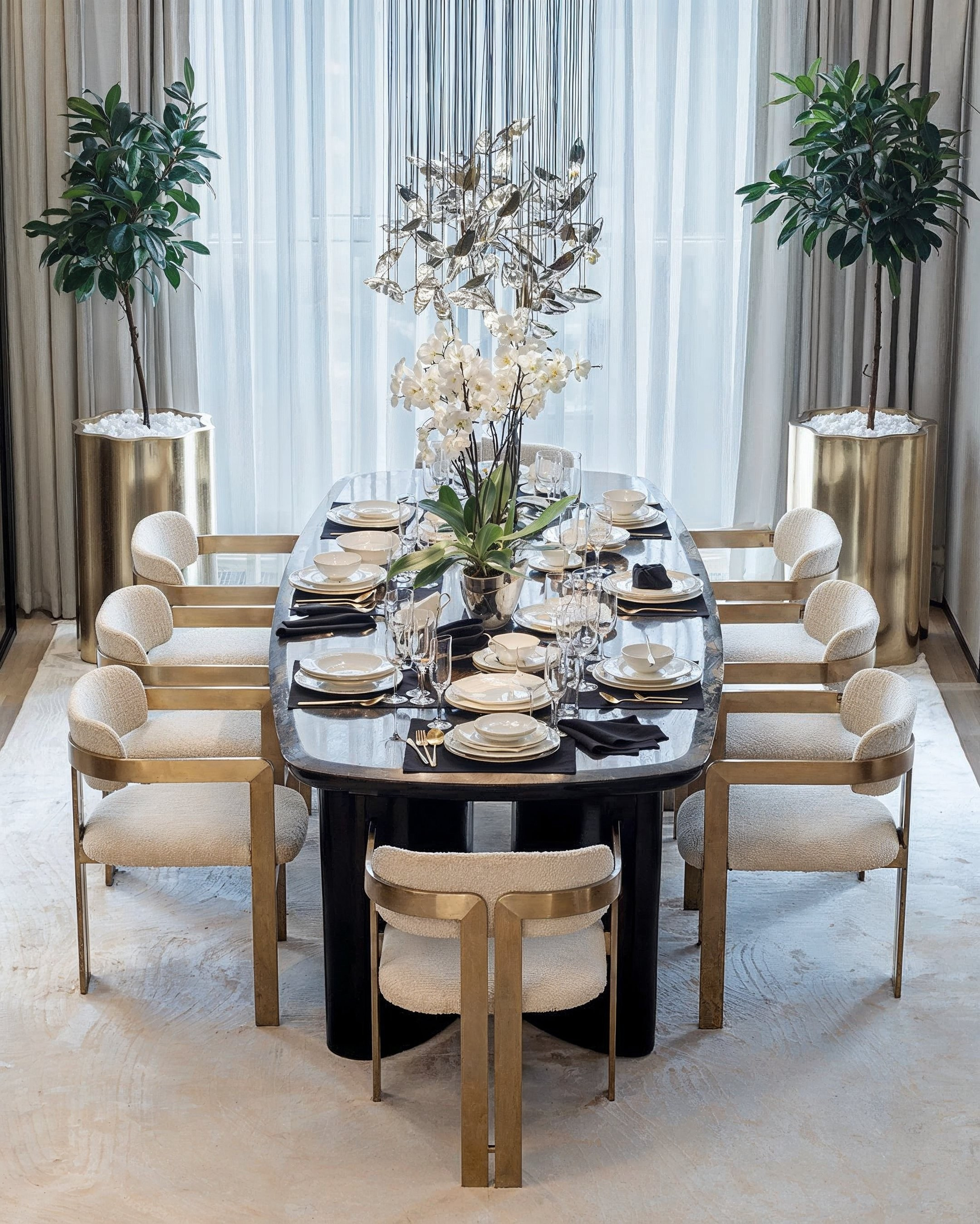 Столовая зона с большим овальным столом и креслами с золотыми ножками, интерьер в современном стиле