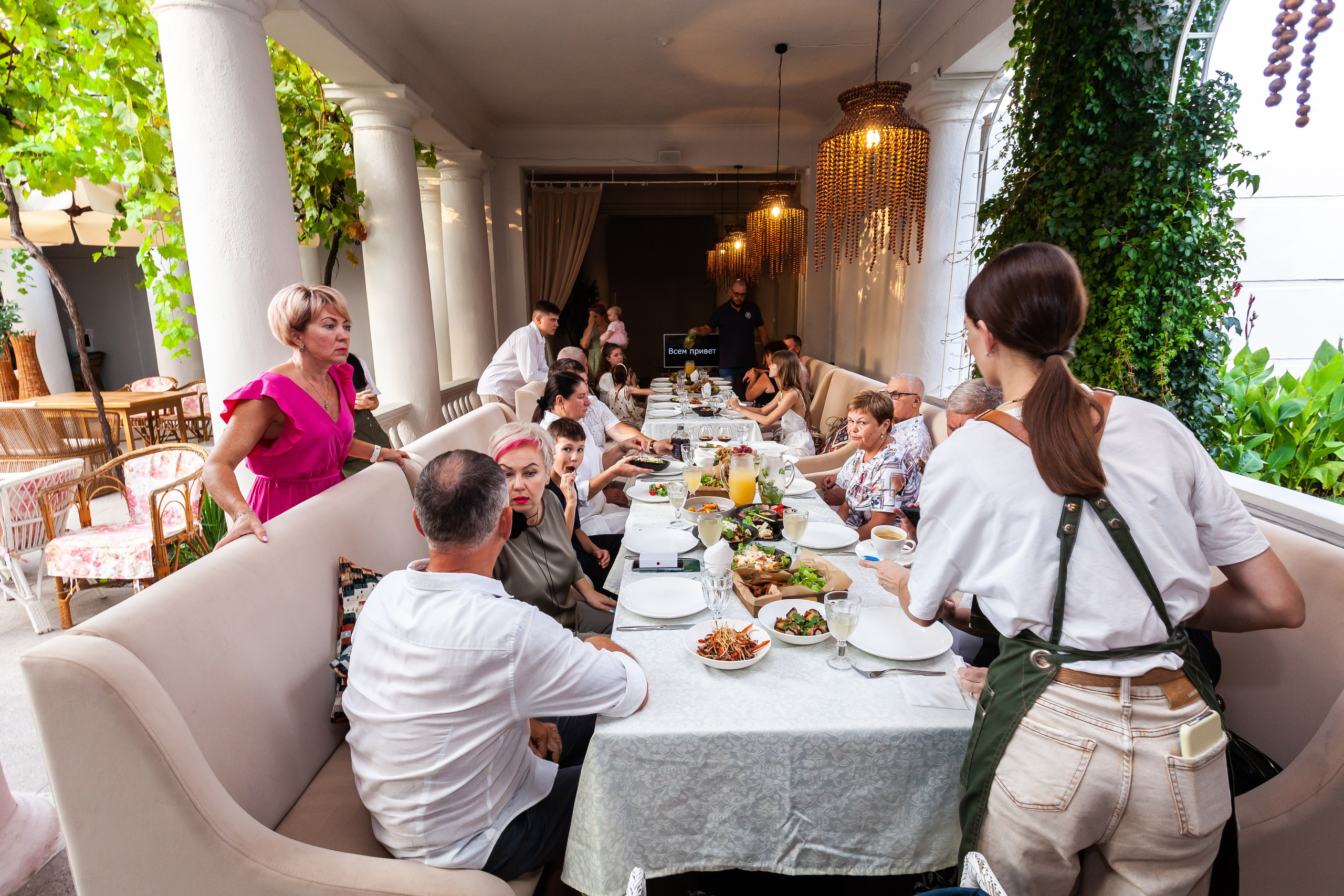 День рождение в уютном ресторане. Фотограф Денис Денисов