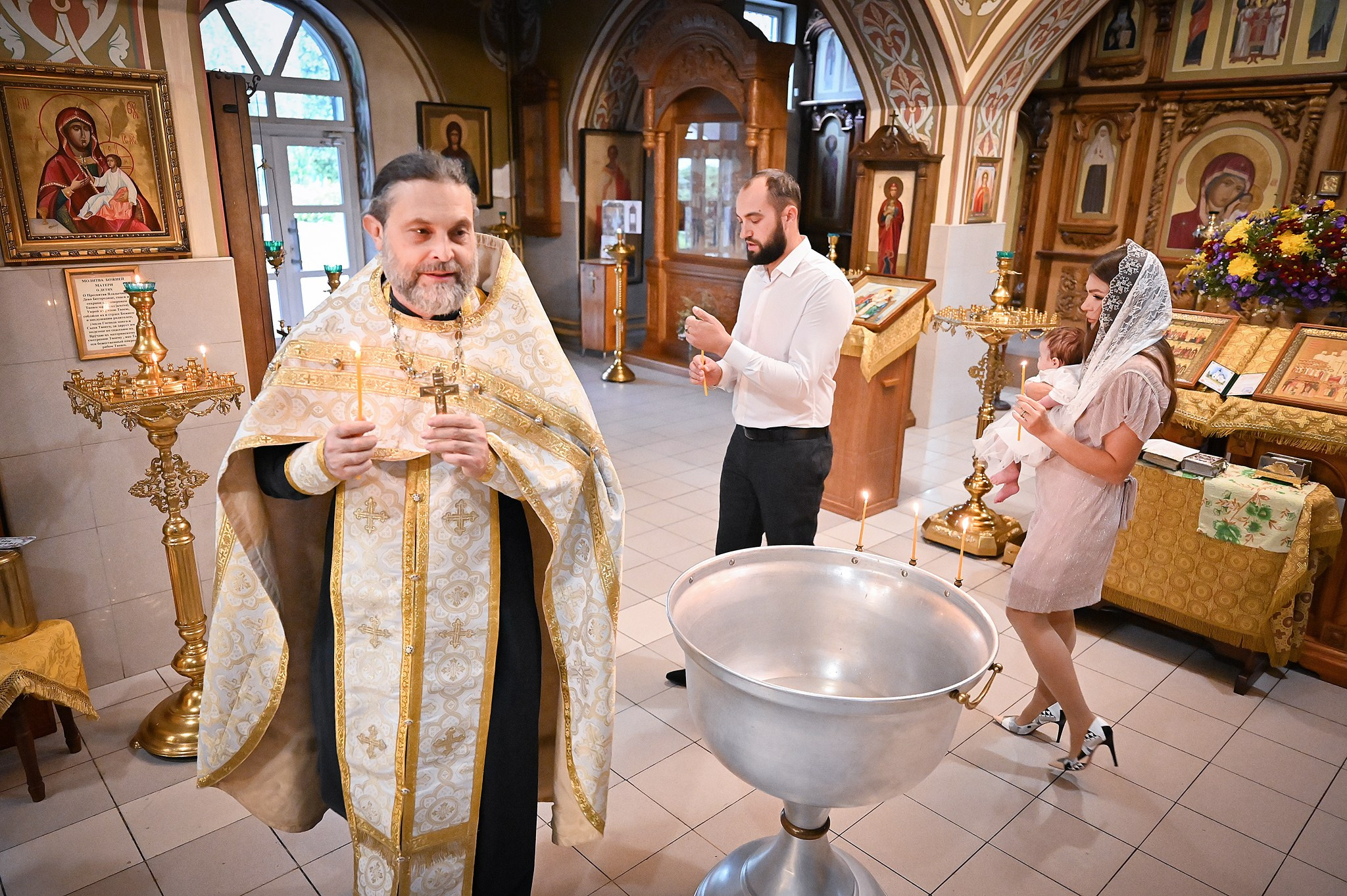 Священник и крестные с новокрещенным младенцем трижды обходят вокруг купели - Фотограф Оксана Лавренюк