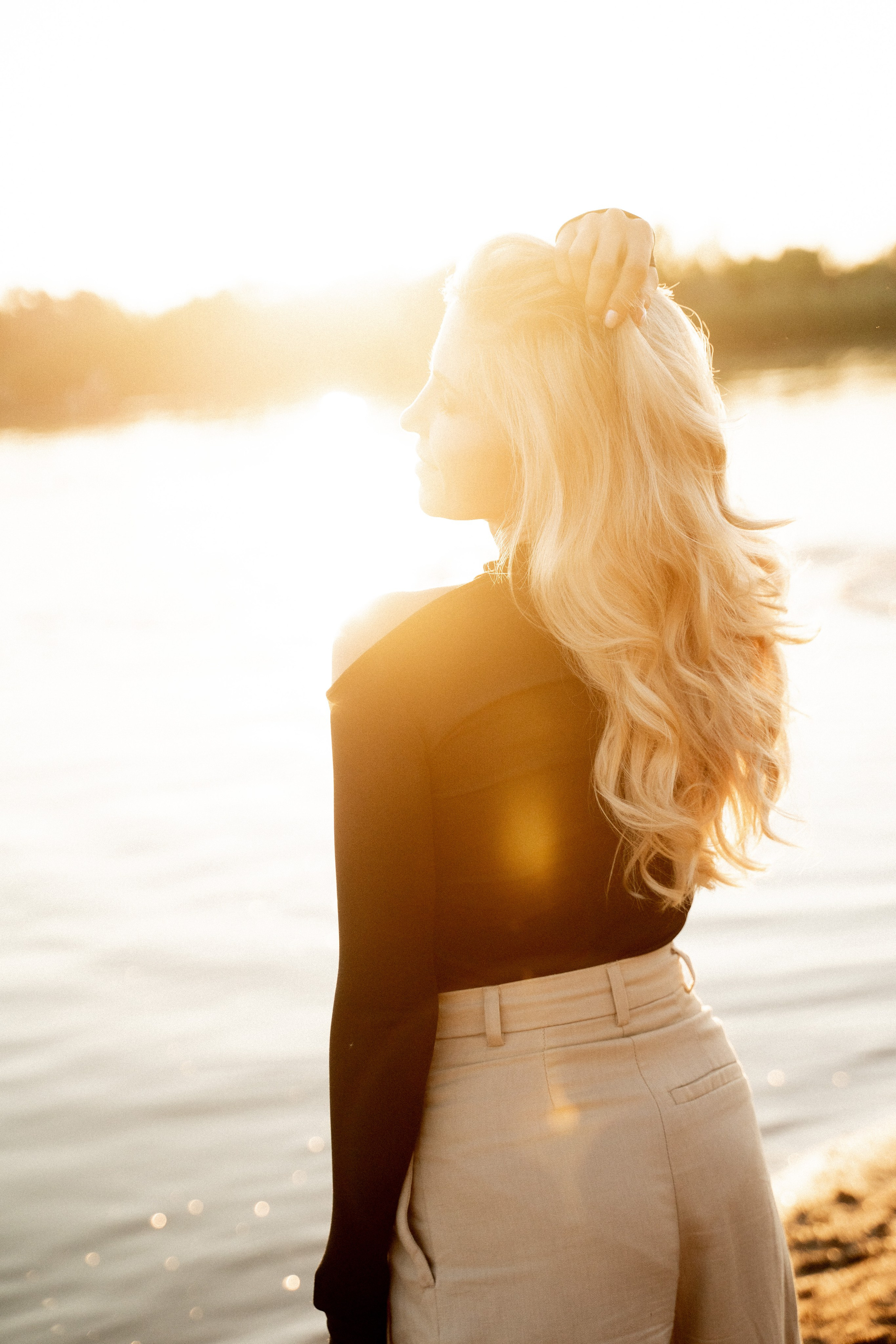 Девушки на берегу