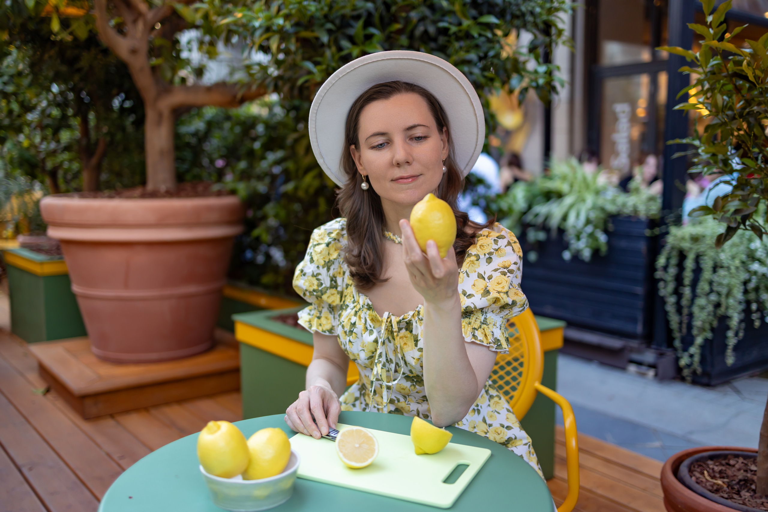 Цитрусовая история: фотосессия с лимонами в Камергерском переулке. Репортажный, семейный и студийный фотограф в Москве Демин Алексей